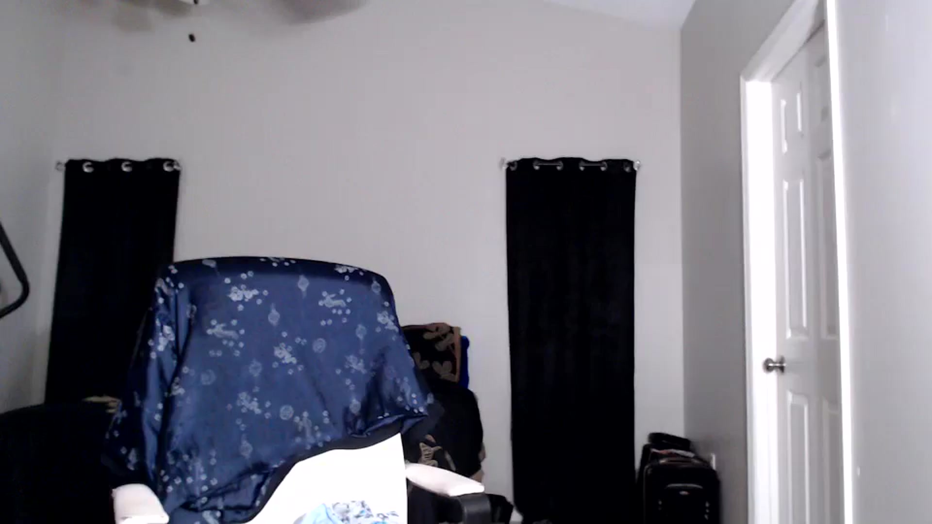 Gallery image thumbnail from Littlekai2025's myfreecams stream on, 09/01/2025, 24:58 image 15 of 20