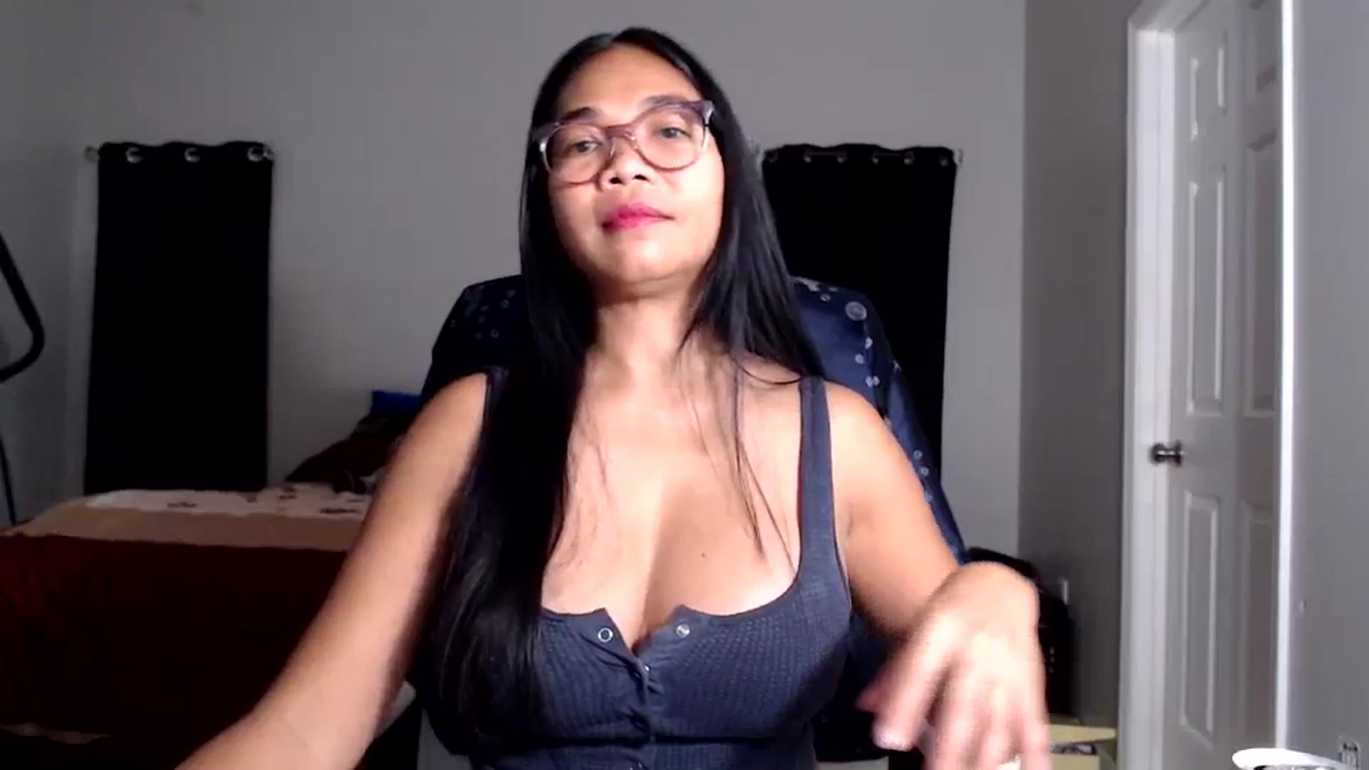 Gallery image thumbnail from Littlekai2025's myfreecams stream on, 10/06/2025, 24:25 image 13 of 20