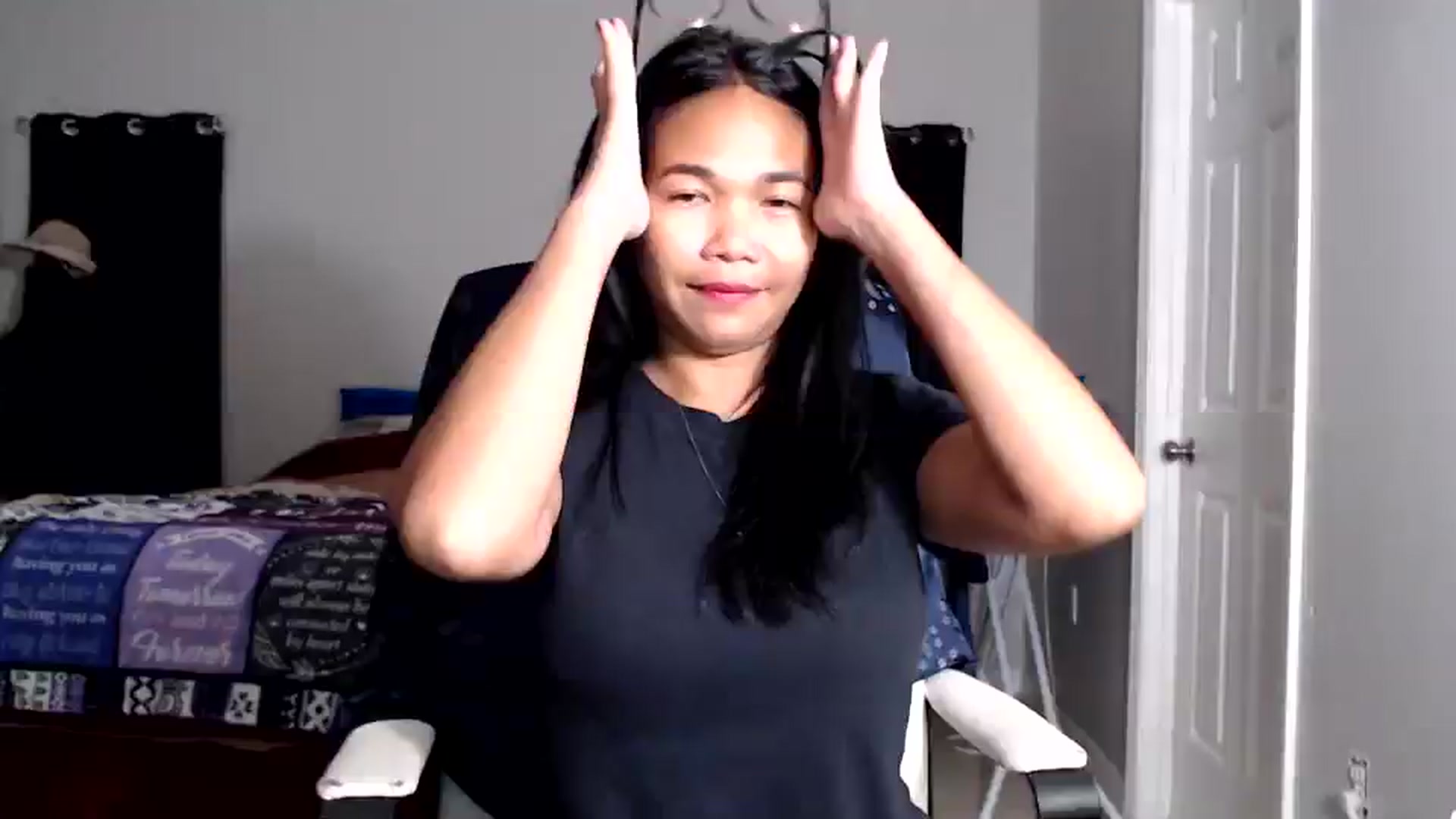 Gallery image thumbnail from Littlekai2025's myfreecams stream on, 11/23/2025, 24:14 image 18 of 20