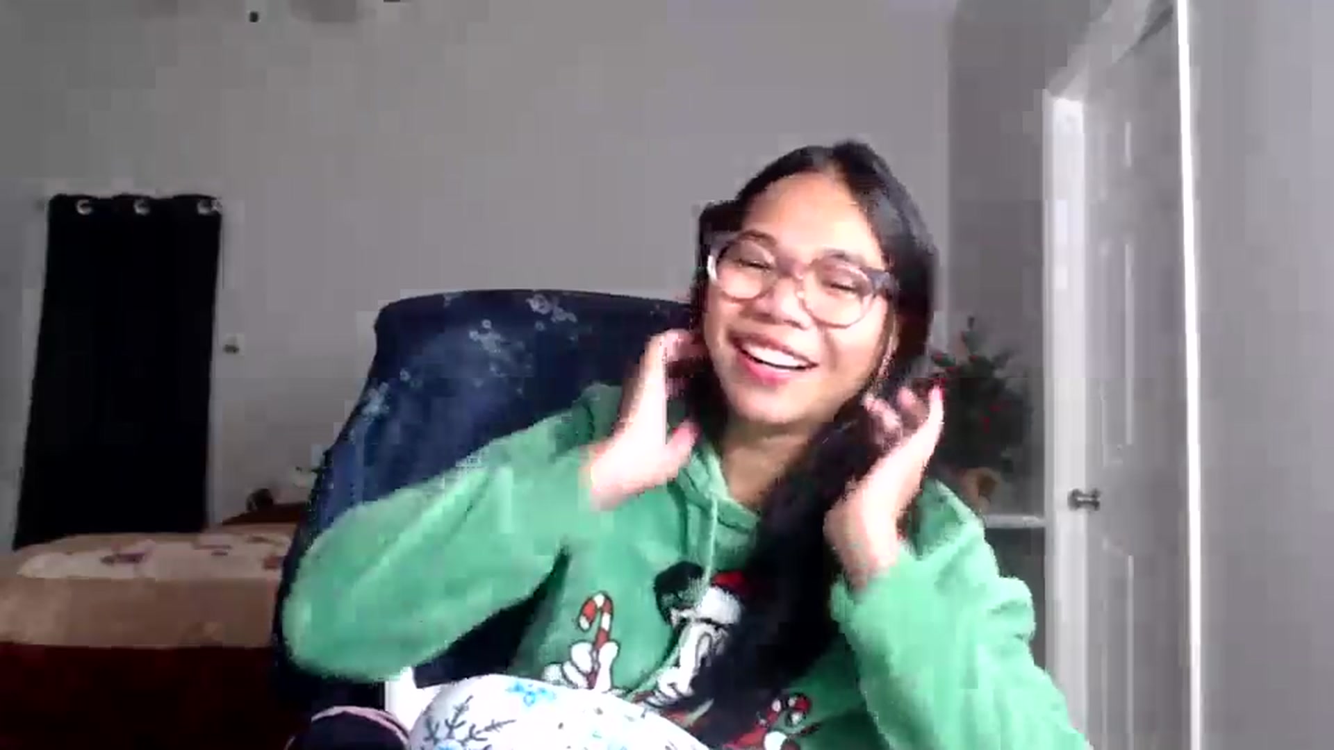 Gallery image thumbnail from Littlekai2025's myfreecams stream on, 12/08/2025, 24:00 image 17 of 20
