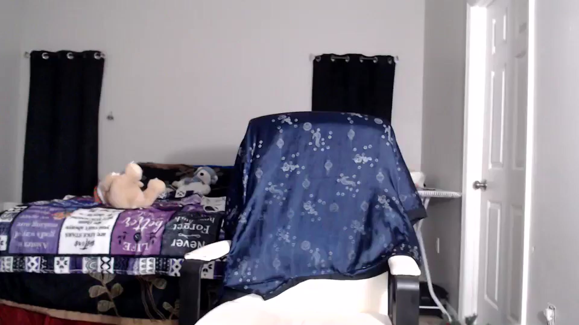Gallery image thumbnail from Littlekai2025's myfreecams stream on, 12/31/2025, 02:43 image 17 of 20