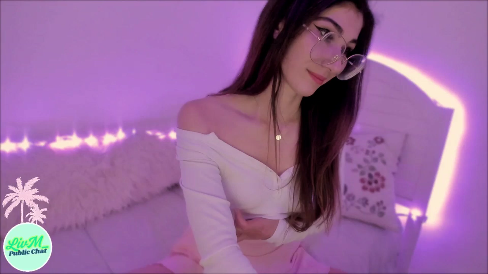 Gallery image thumbnail from LivM_'s myfreecams stream on, 03/28/2025, 08:01 image 18 of 20