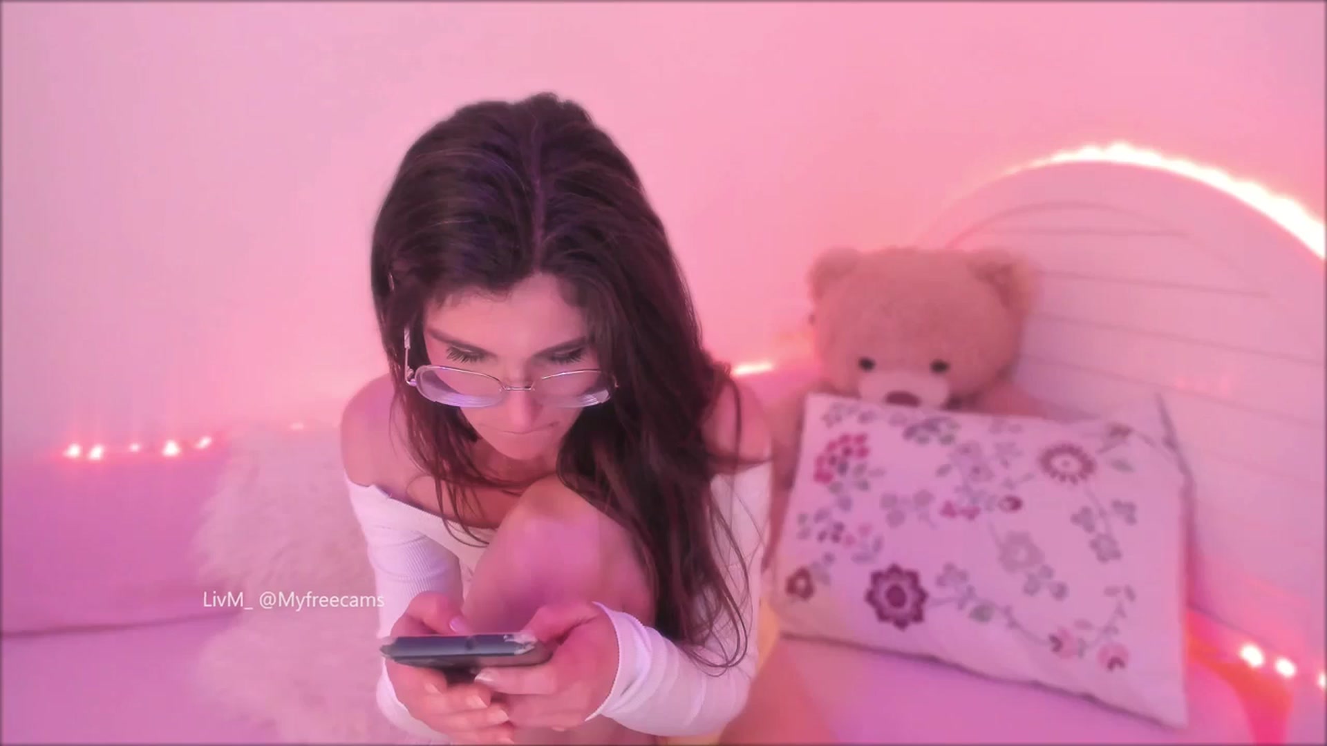 Gallery image thumbnail from LivM_'s myfreecams stream on, 05/29/2025, 08:40 image 18 of 20