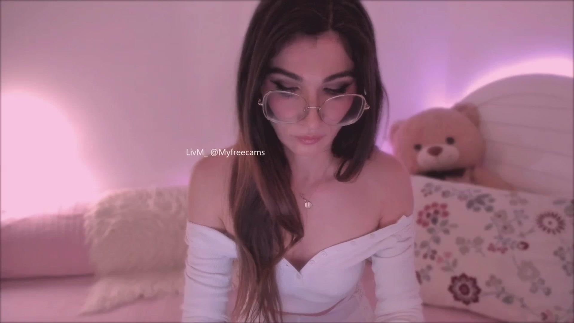 Gallery image thumbnail from LivM_'s myfreecams stream on, 06/02/2025, 08:07 image 11 of 20