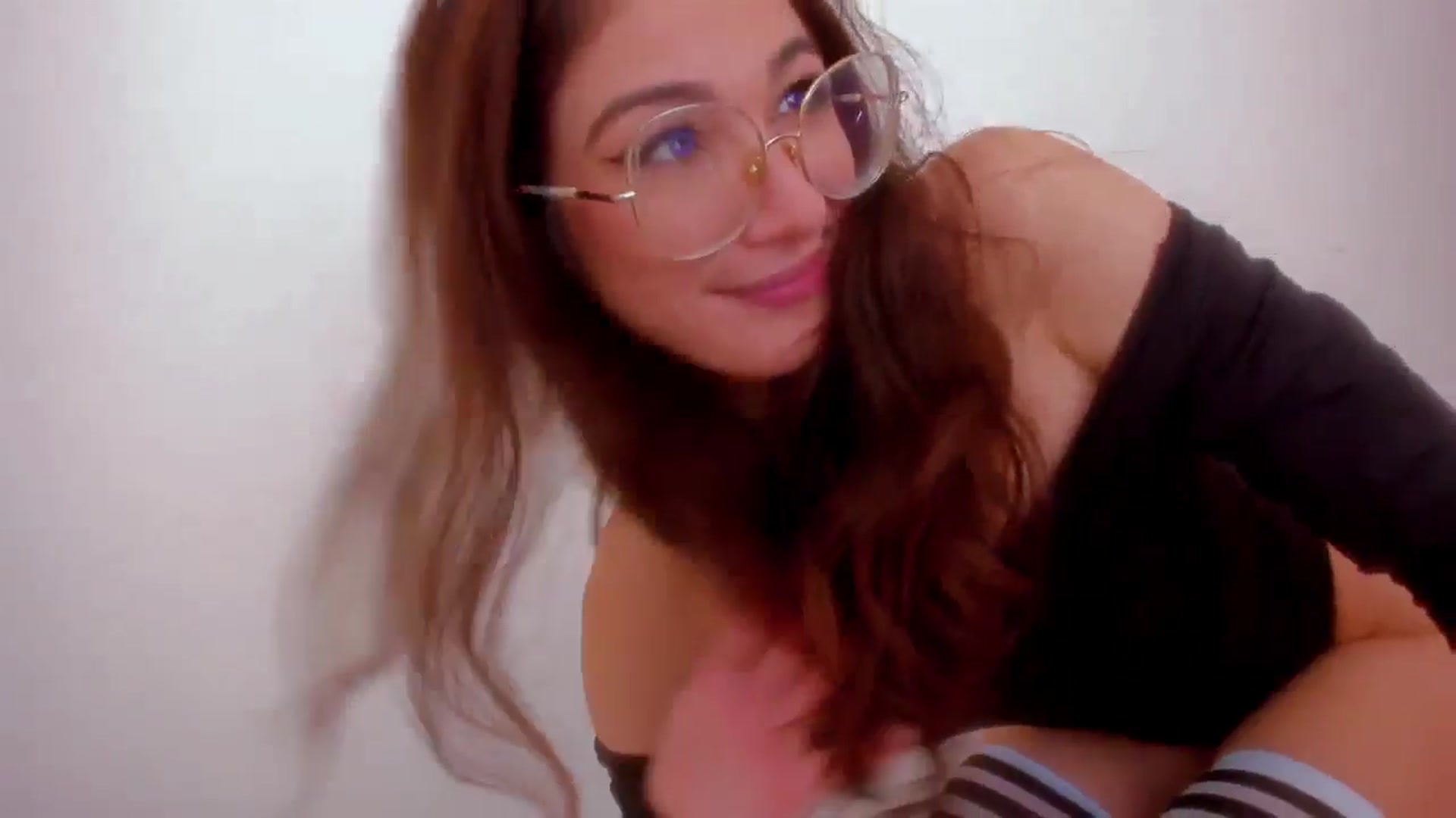 Gallery image thumbnail from LivM_'s myfreecams stream on, 12/06/2025, 10:21 image 12 of 20