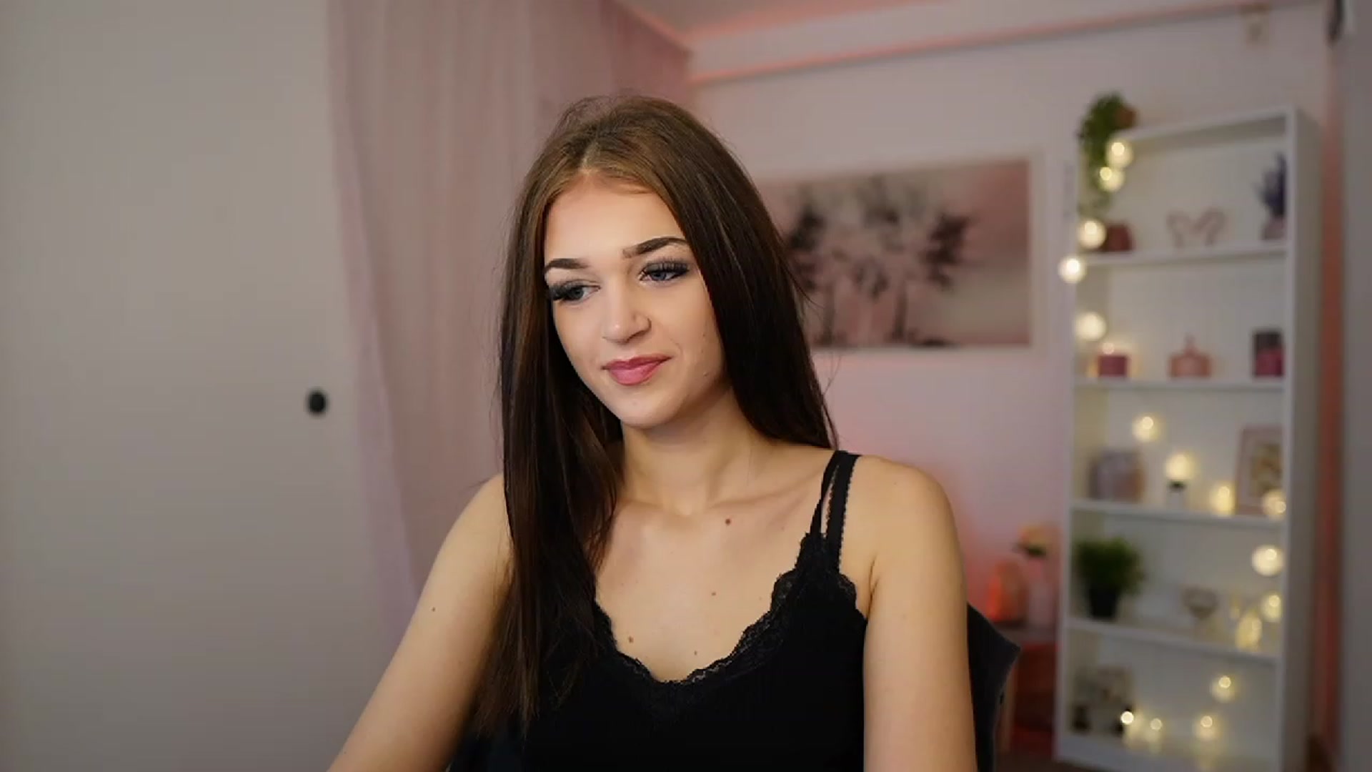Gallery image thumbnail from Liya_Silver18's myfreecams stream on, 12/14/2023, 17:09 image 17 of 20