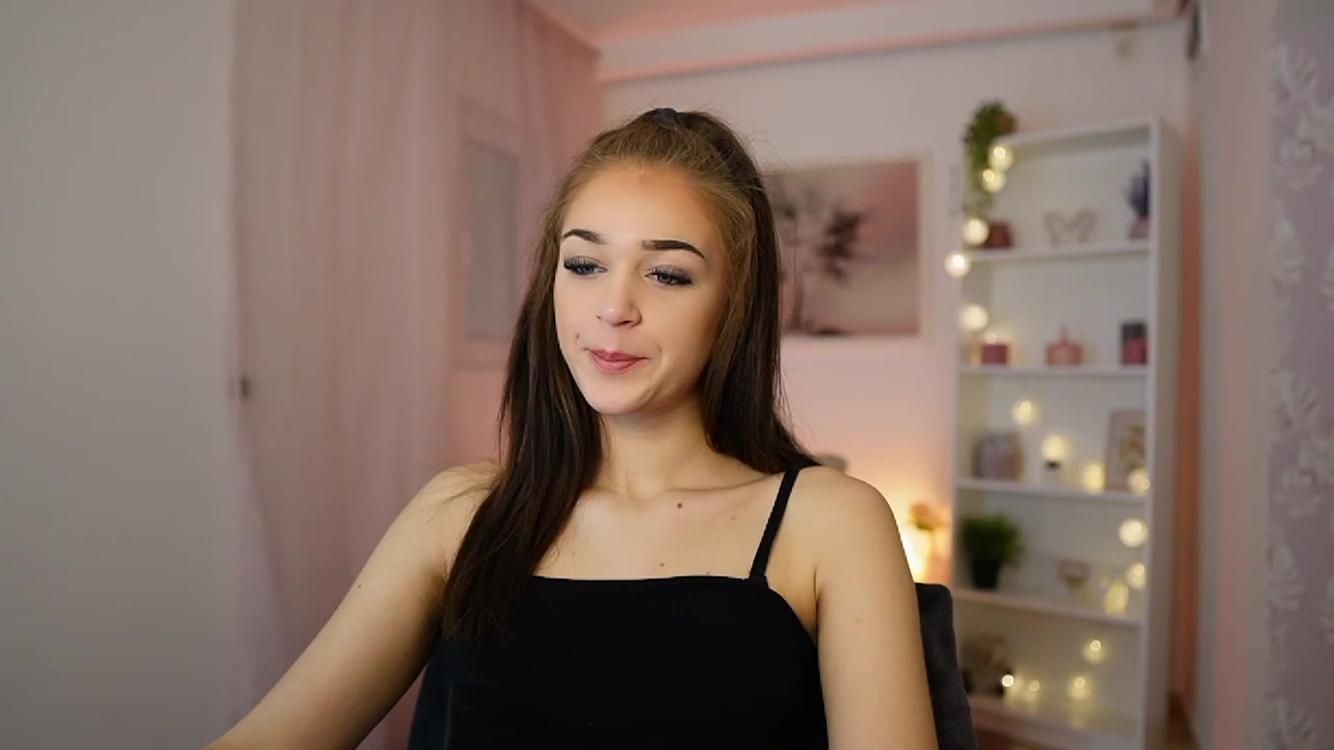 Gallery image thumbnail from Liya_Silver18's myfreecams stream on, 12/17/2023, 18:51 image 14 of 20