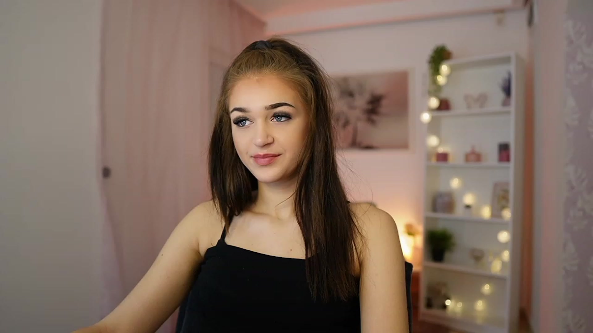 Gallery image thumbnail from Liya_Silver18's myfreecams stream on, 12/17/2023, 18:51 image 3 of 20