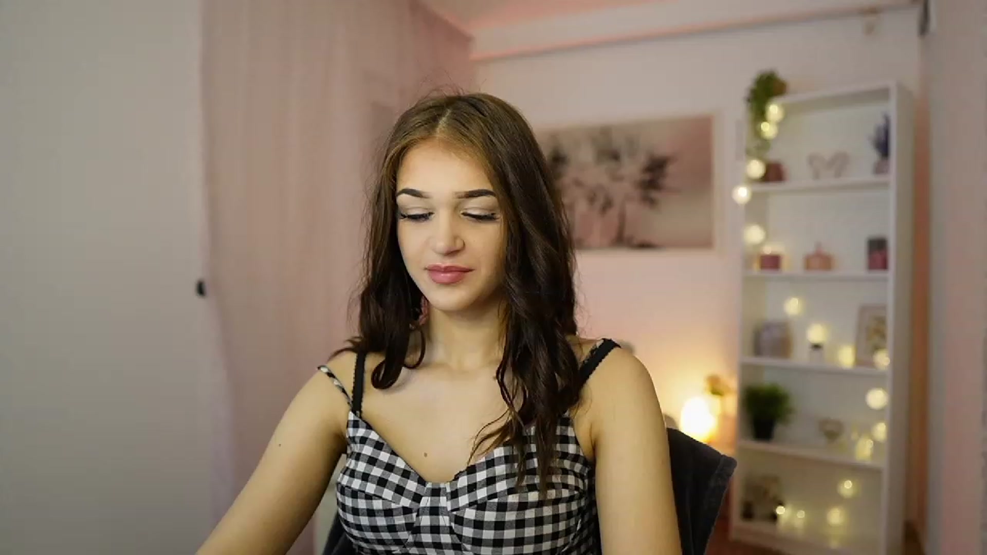 Gallery image thumbnail from Liya_Silver18's myfreecams stream on, 12/20/2023, 19:13 image 8 of 20