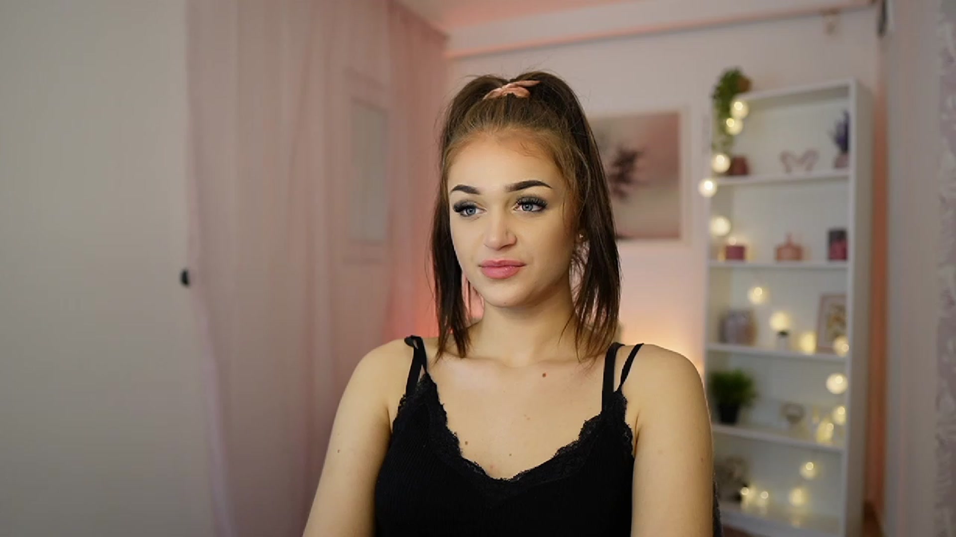 Gallery image thumbnail from Liya_Silver18's myfreecams stream on, 12/29/2023, 19:18 image 4 of 20