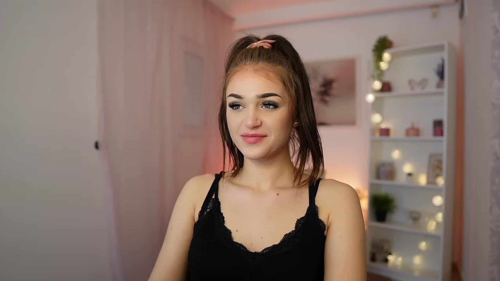 Gallery image thumbnail from Liya_Silver18's myfreecams stream on, 12/29/2023, 19:18 image 12 of 20