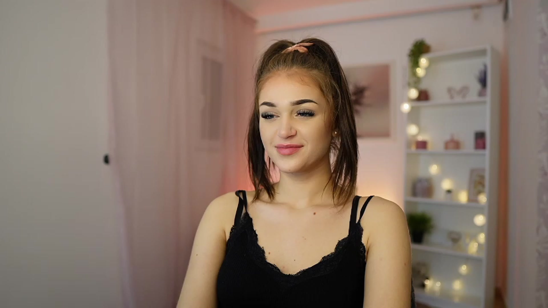 Gallery image thumbnail from Liya_Silver18's myfreecams stream on, 12/29/2023, 19:18 image 3 of 20