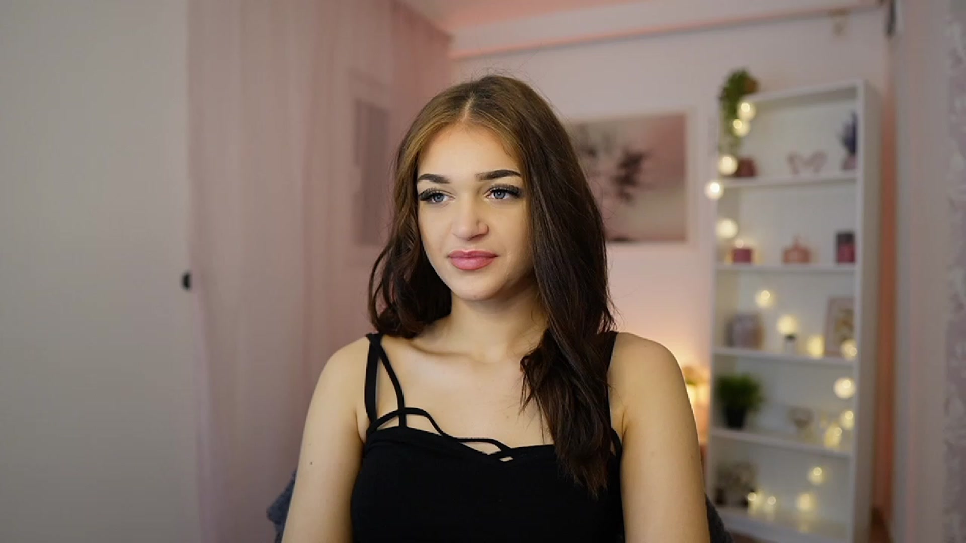 Gallery image thumbnail from Liya_Silver18's myfreecams stream on, 12/30/2023, 17:06 image 1 of 20