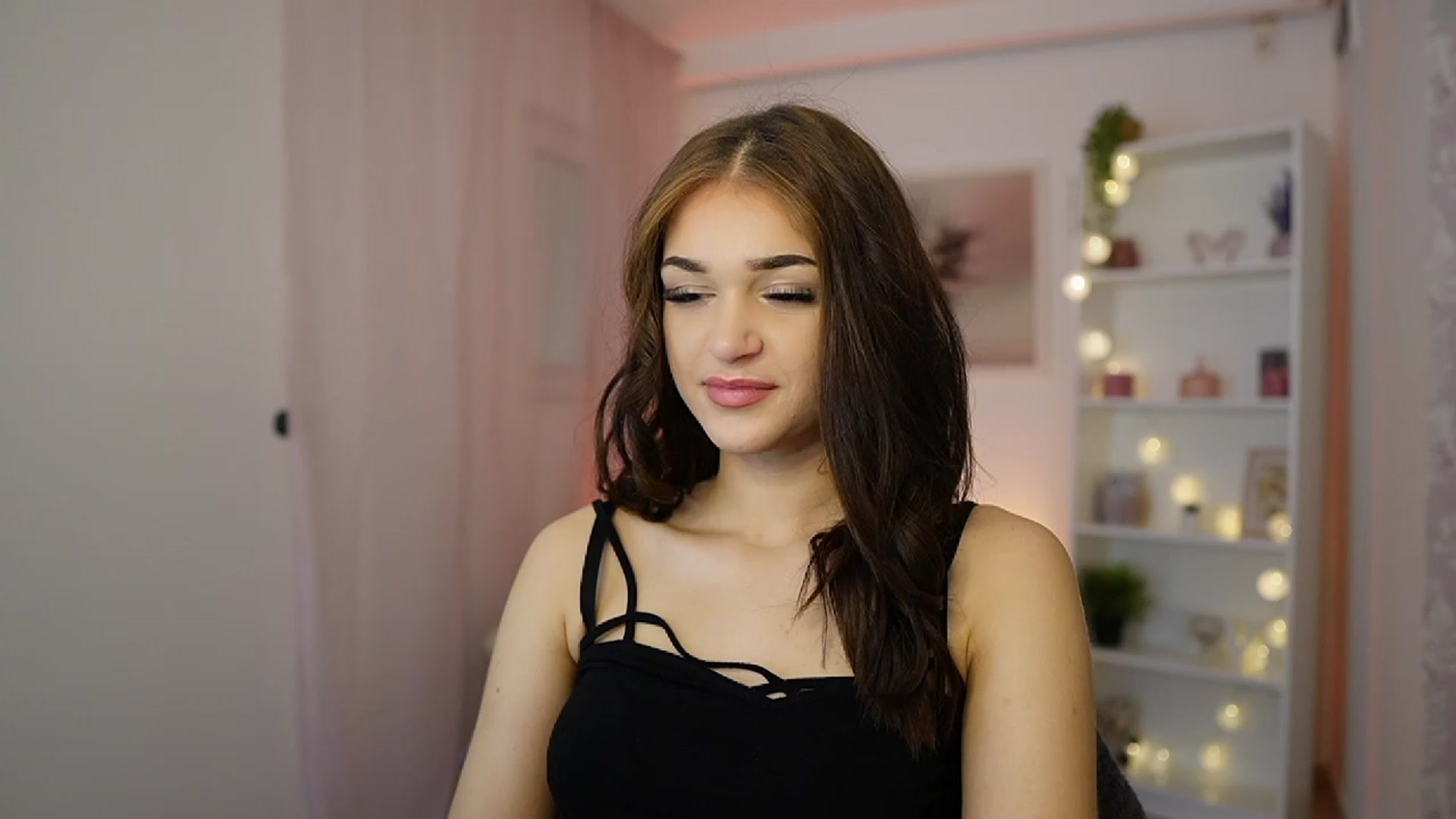 Gallery image thumbnail from Liya_Silver18's myfreecams stream on, 12/30/2023, 17:06 image 2 of 20