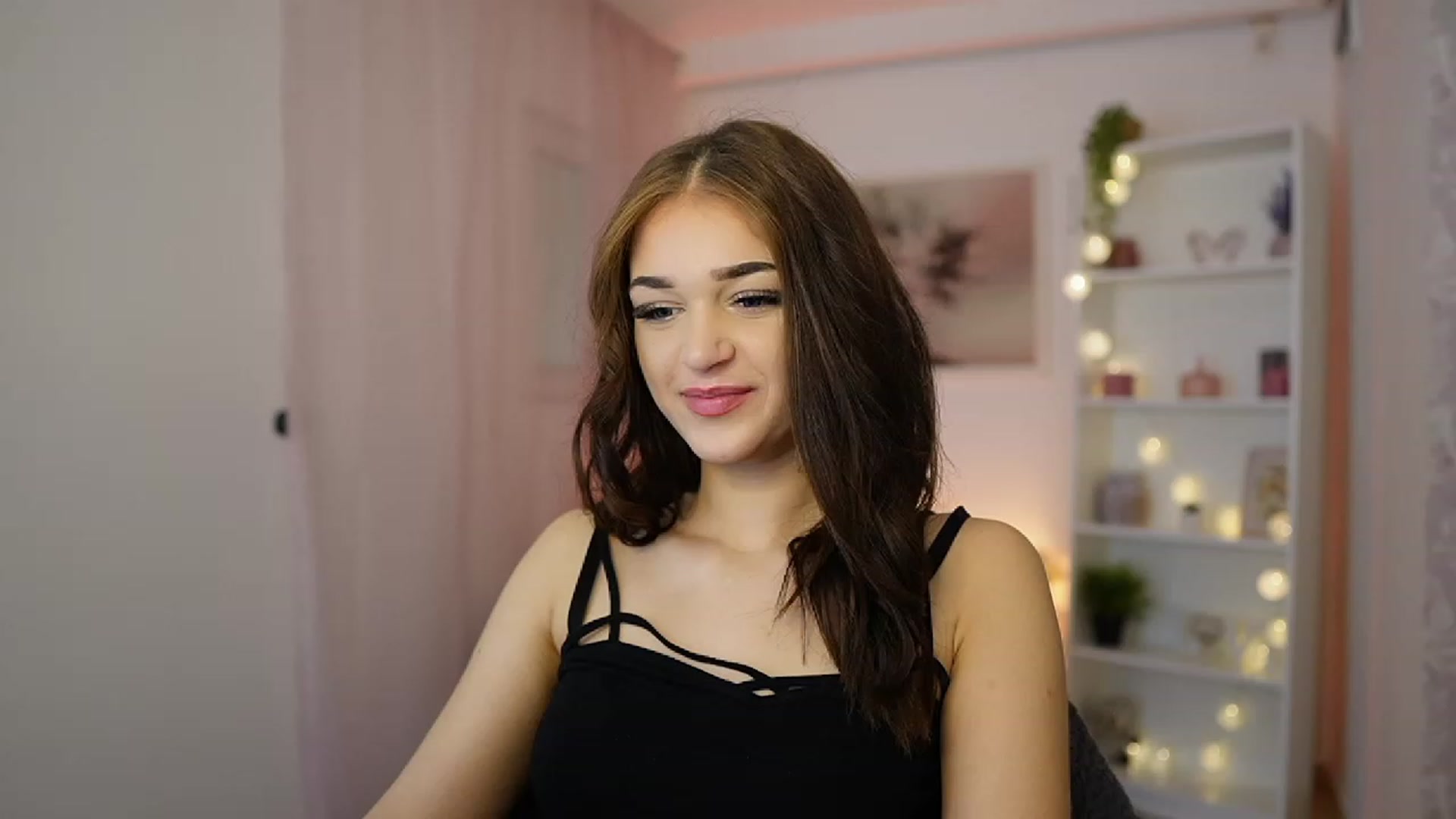 Gallery image thumbnail from Liya_Silver18's myfreecams stream on, 12/30/2023, 17:06 image 3 of 20