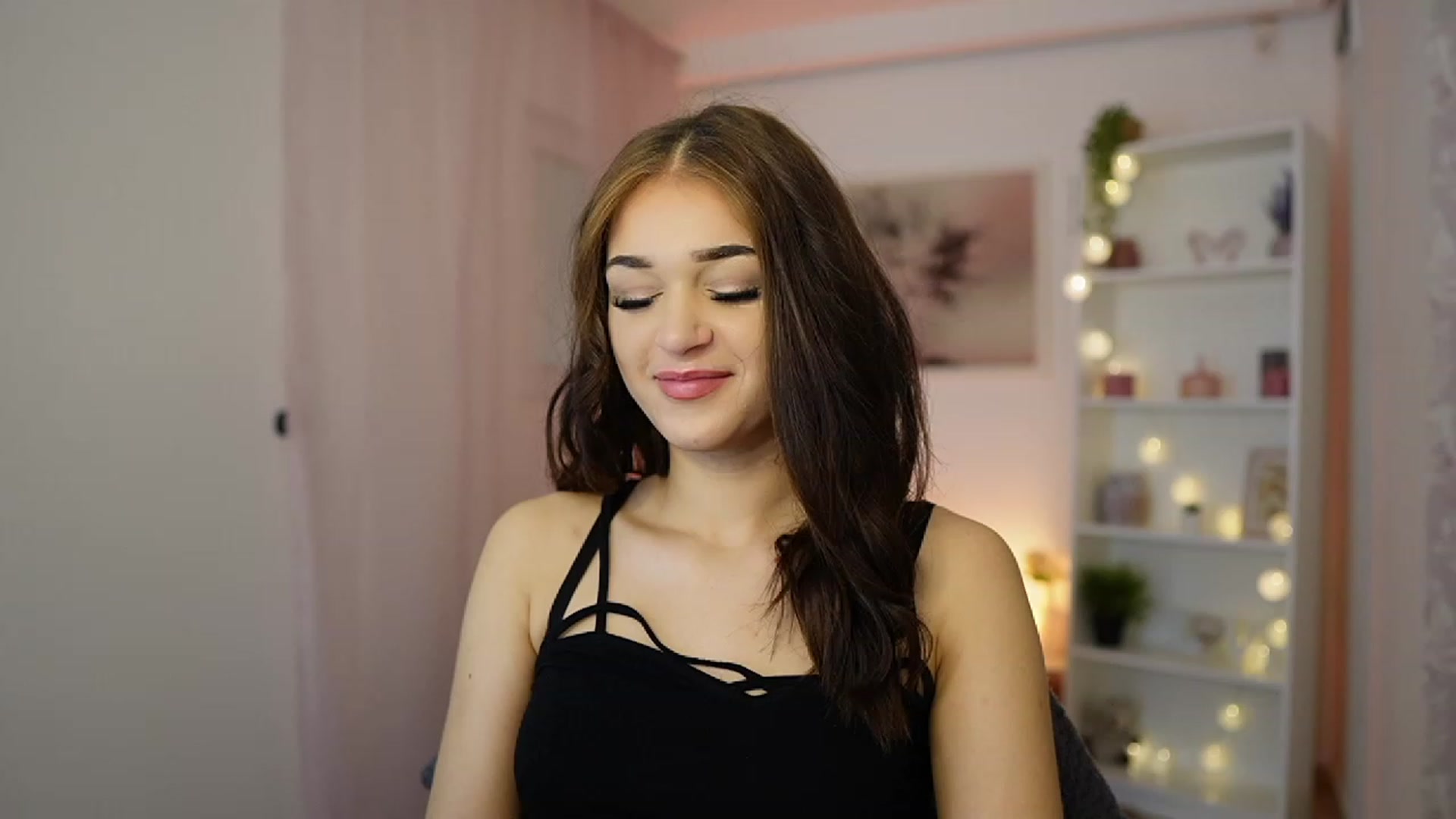 Gallery image thumbnail from Liya_Silver18's myfreecams stream on, 12/30/2023, 17:06 image 4 of 20