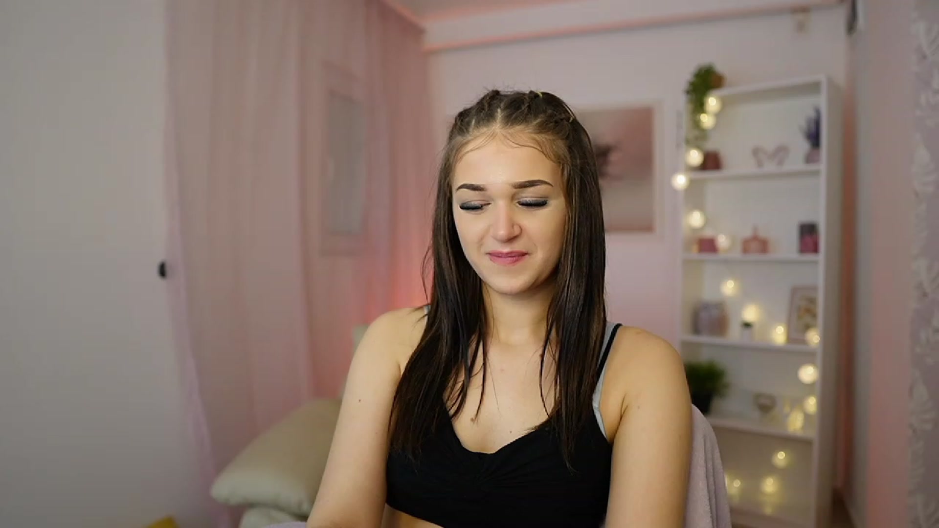 Gallery image thumbnail from Liya_Silver18's myfreecams stream on, 01/19/2024, 16:11 image 2 of 20