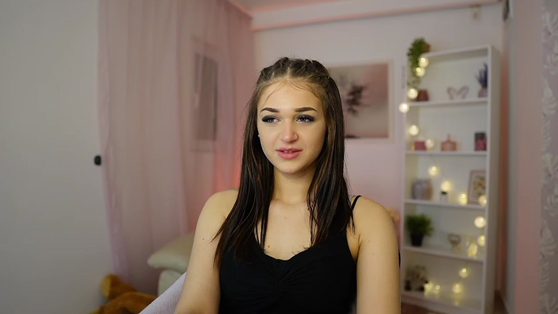 Gallery image thumbnail from Liya_Silver18's myfreecams stream on, 01/19/2024, 19:03 image 12 of 20