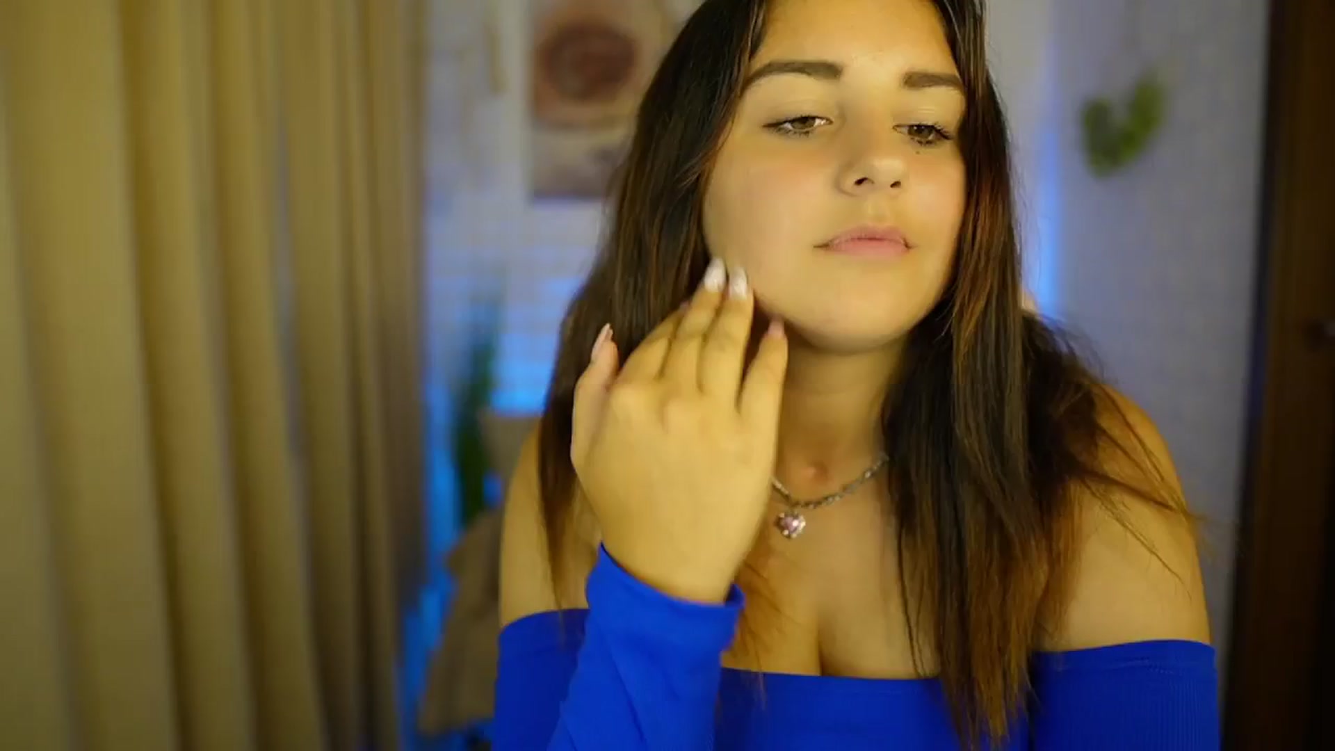 Gallery image thumbnail from Liya__Silver's myfreecams stream on, 08/01/2024, 14:41 image 17 of 20