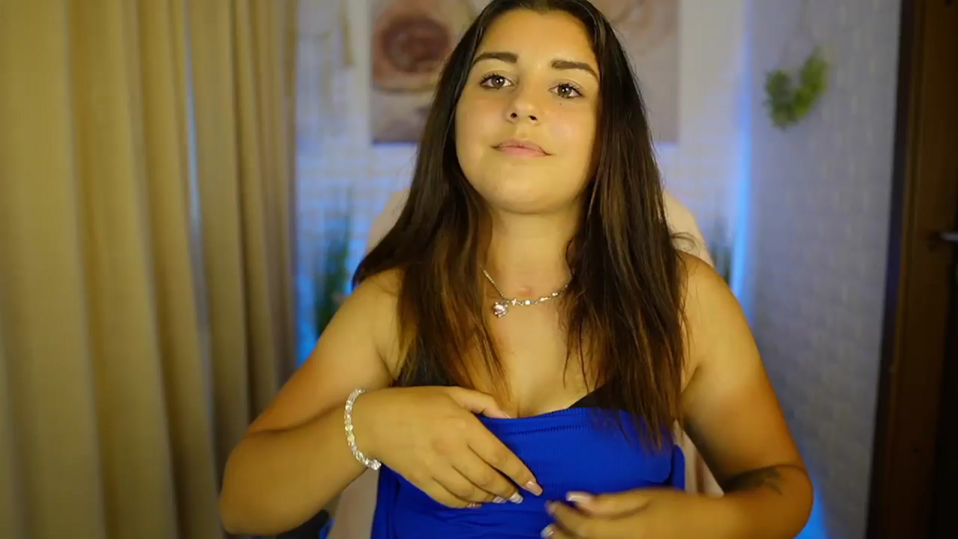 Gallery image thumbnail from Liya__Silver's myfreecams stream on, 08/01/2024, 17:12 image 2 of 20
