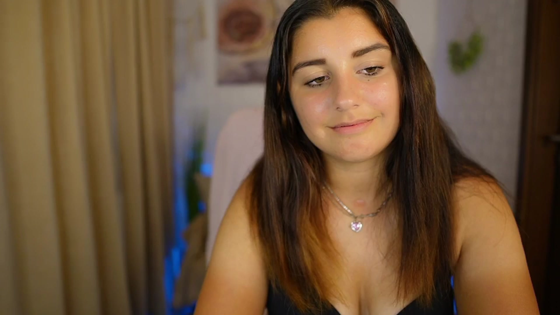Gallery image thumbnail from Liya__Silver's myfreecams stream on, 08/01/2024, 17:54 image 15 of 20