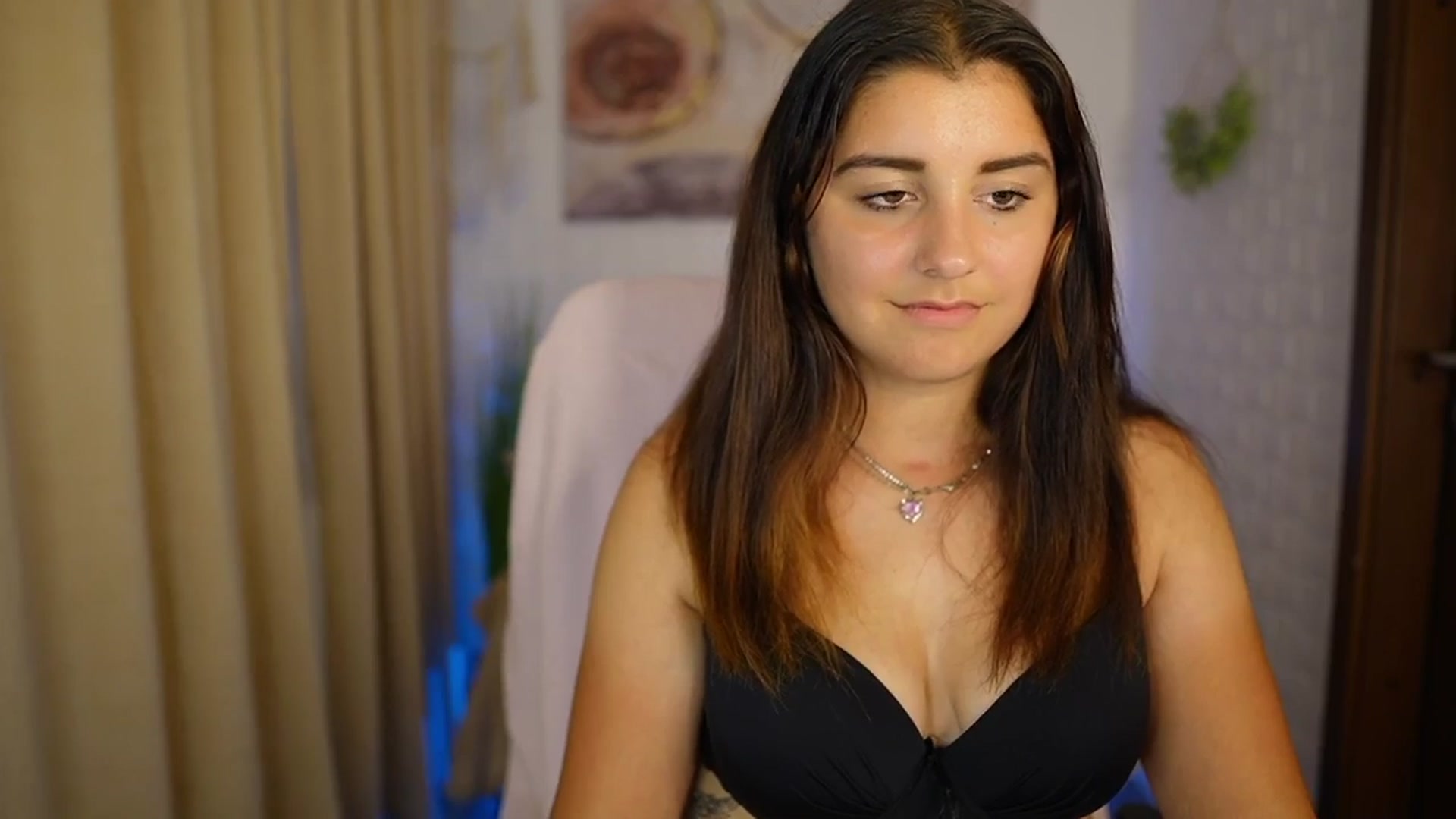 Gallery image thumbnail from Liya__Silver's myfreecams stream on, 08/01/2024, 17:54 image 13 of 20