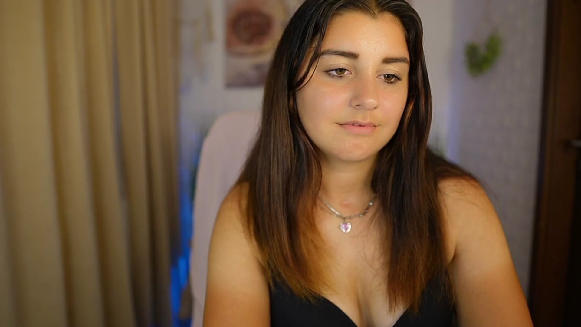 Gallery image thumbnail from Liya__Silver's myfreecams stream on, 08/01/2024, 17:54 image 17 of 20
