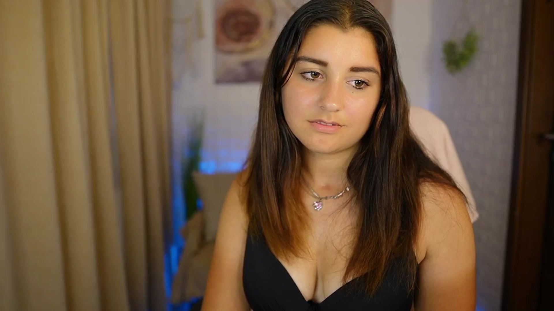 Gallery image thumbnail from Liya__Silver's myfreecams stream on, 08/01/2024, 17:54 image 18 of 20