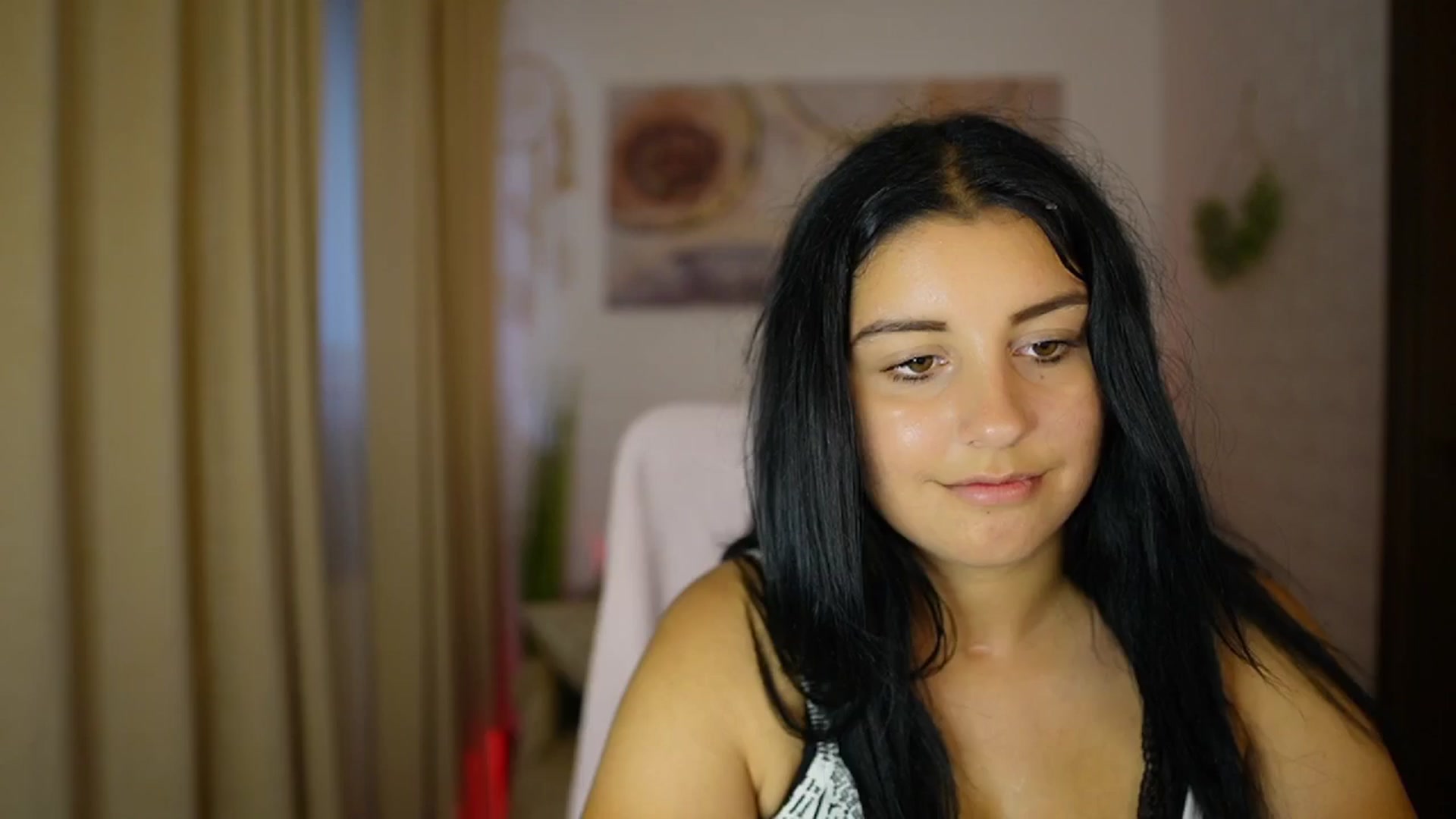Gallery image thumbnail from Liya__Silver's myfreecams stream on, 08/05/2024, 15:27 image 19 of 20