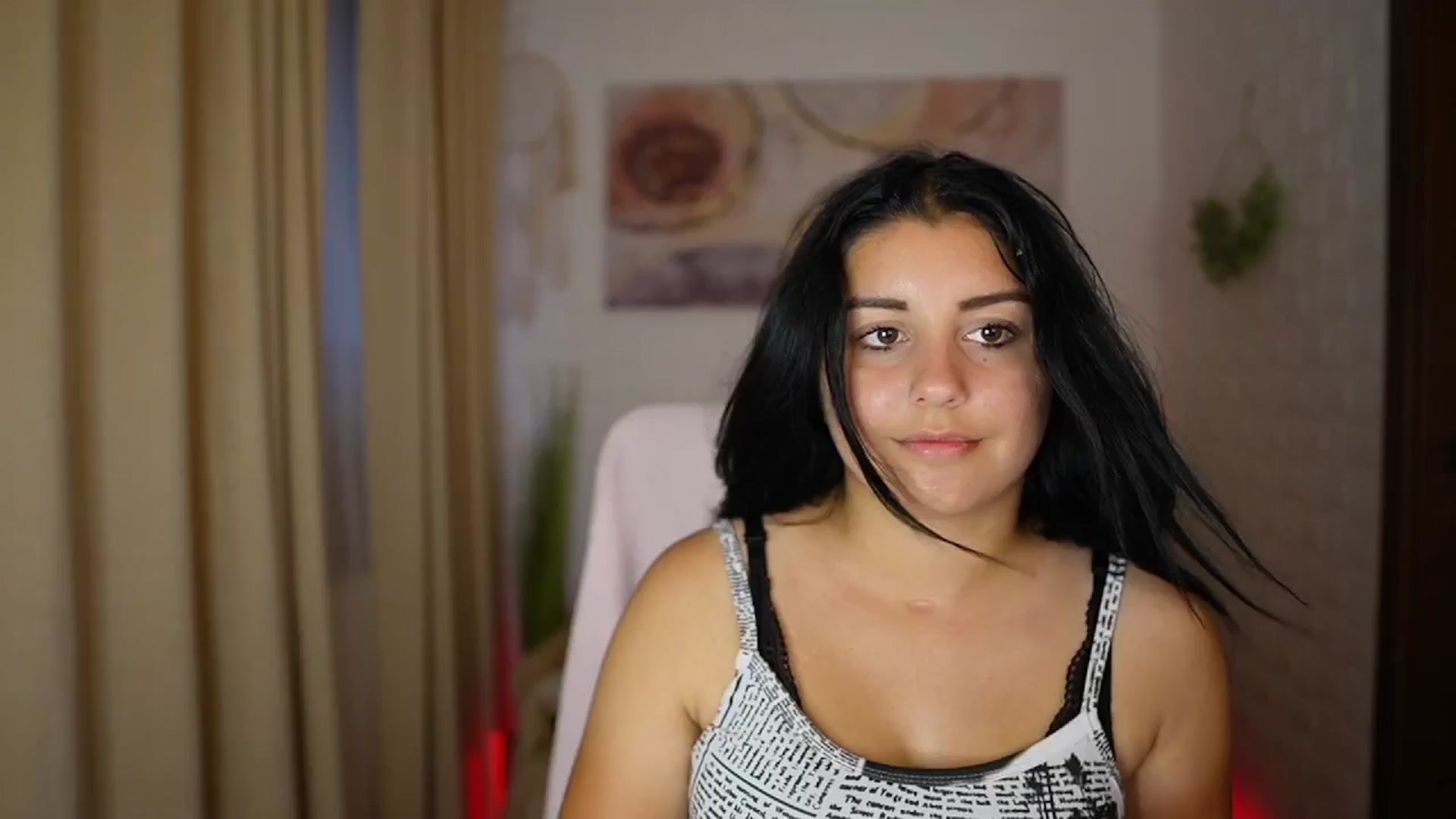 Gallery image thumbnail from Liya__Silver's myfreecams stream on, 08/05/2024, 16:39 image 17 of 20