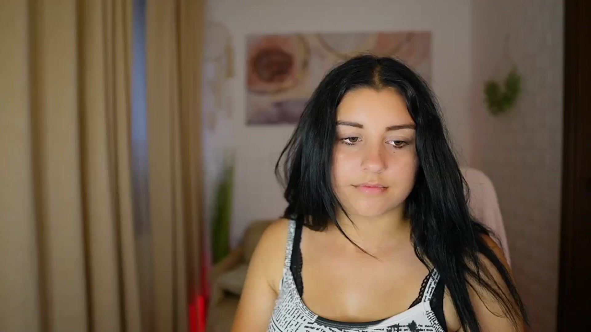 Gallery image thumbnail from Liya__Silver's myfreecams stream on, 08/05/2024, 16:39 image 11 of 20