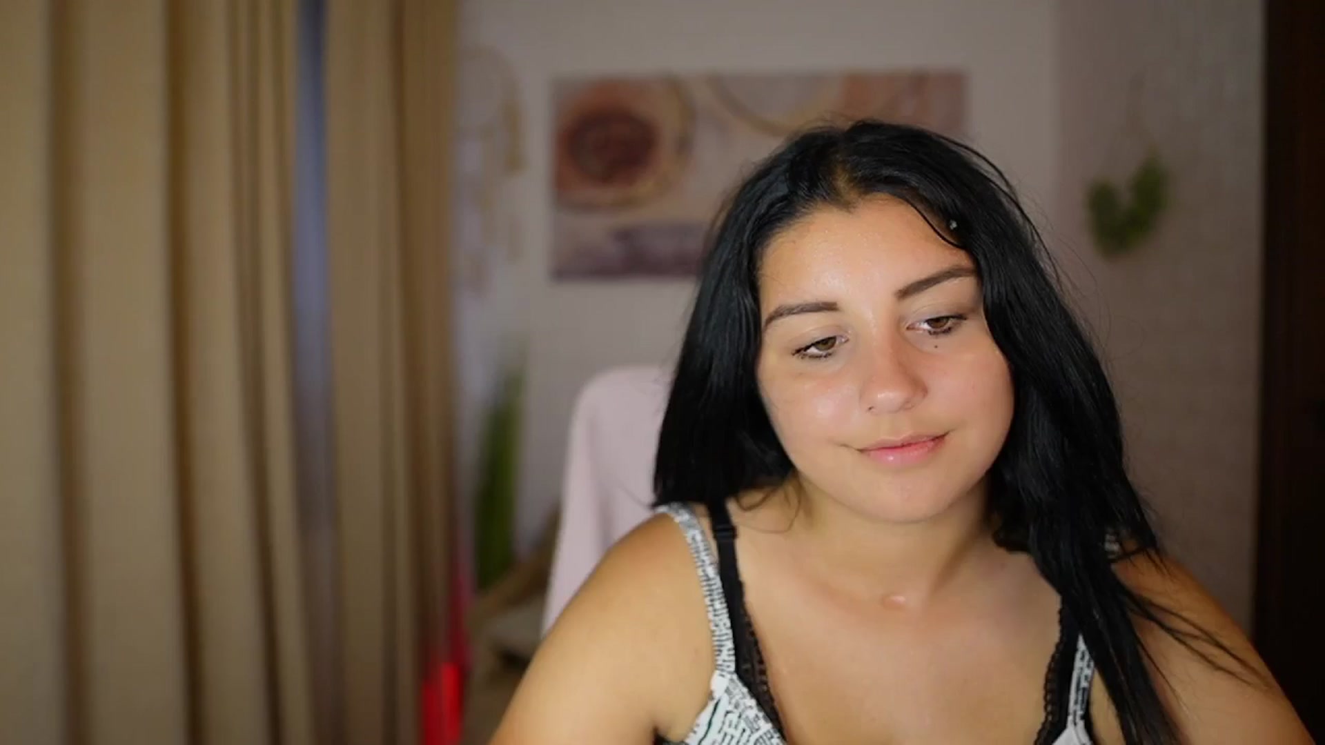 Gallery image thumbnail from Liya__Silver's myfreecams stream on, 08/05/2024, 16:39 image 18 of 20