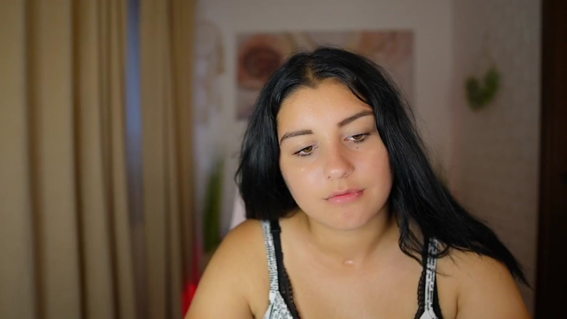 Gallery image thumbnail from Liya__Silver's myfreecams stream on, 08/05/2024, 16:39 image 7 of 20