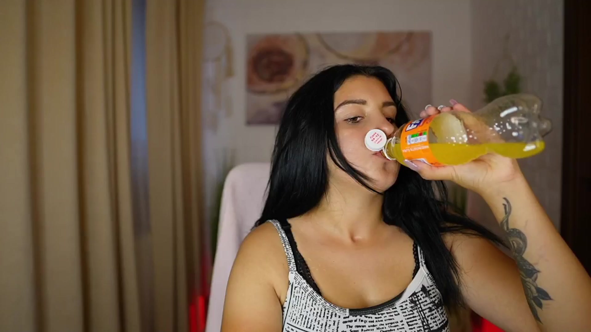 Gallery image thumbnail from Liya__Silver's myfreecams stream on, 08/05/2024, 16:39 image 6 of 20