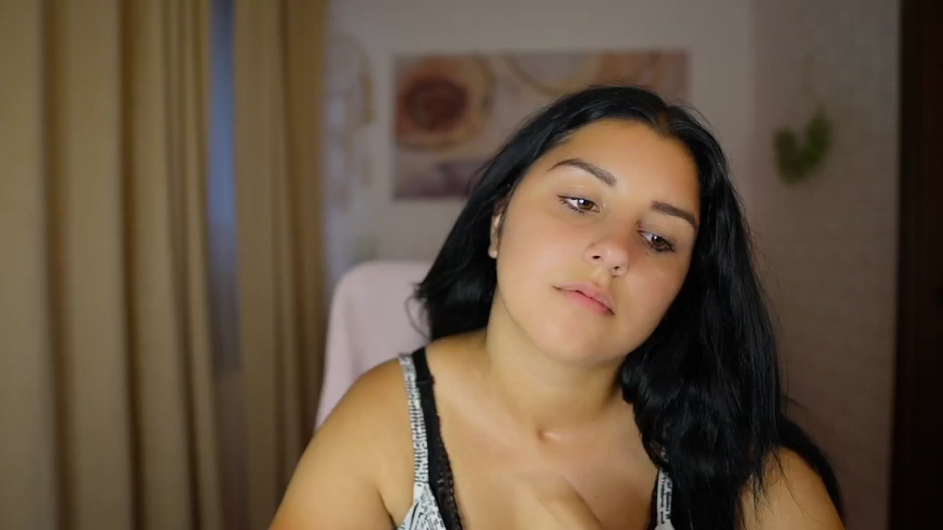 Gallery image thumbnail from Liya__Silver's myfreecams stream on, 08/05/2024, 16:39 image 2 of 20
