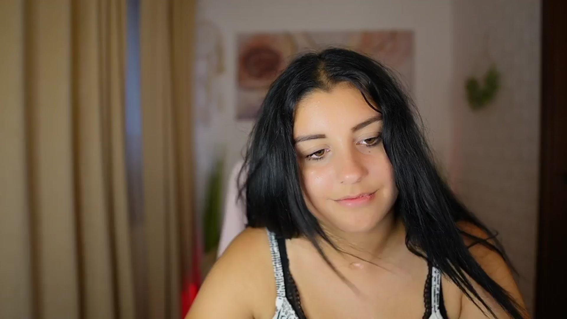 Gallery image thumbnail from Liya__Silver's myfreecams stream on, 08/05/2024, 16:39 image 8 of 20