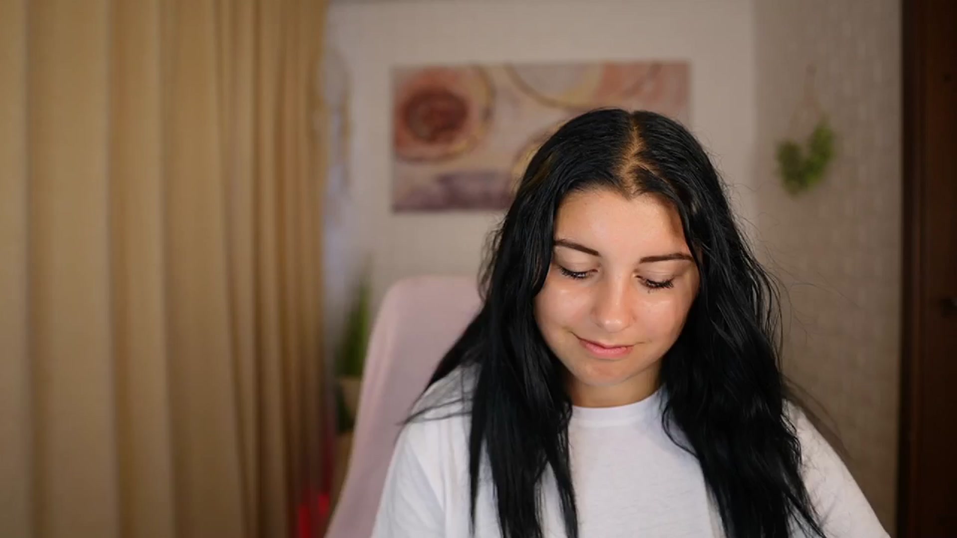 Gallery image thumbnail from Liya__Silver's myfreecams stream on, 08/08/2024, 14:34 image 17 of 20