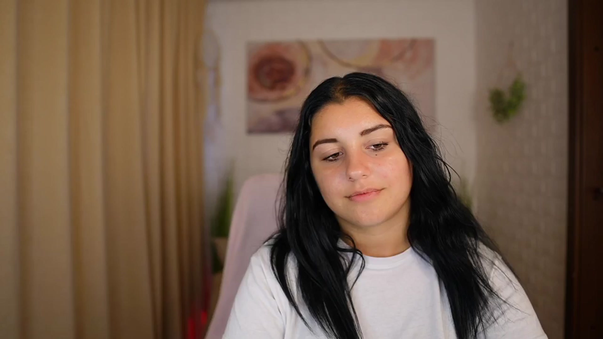 Gallery image thumbnail from Liya__Silver's myfreecams stream on, 08/08/2024, 14:34 image 19 of 20