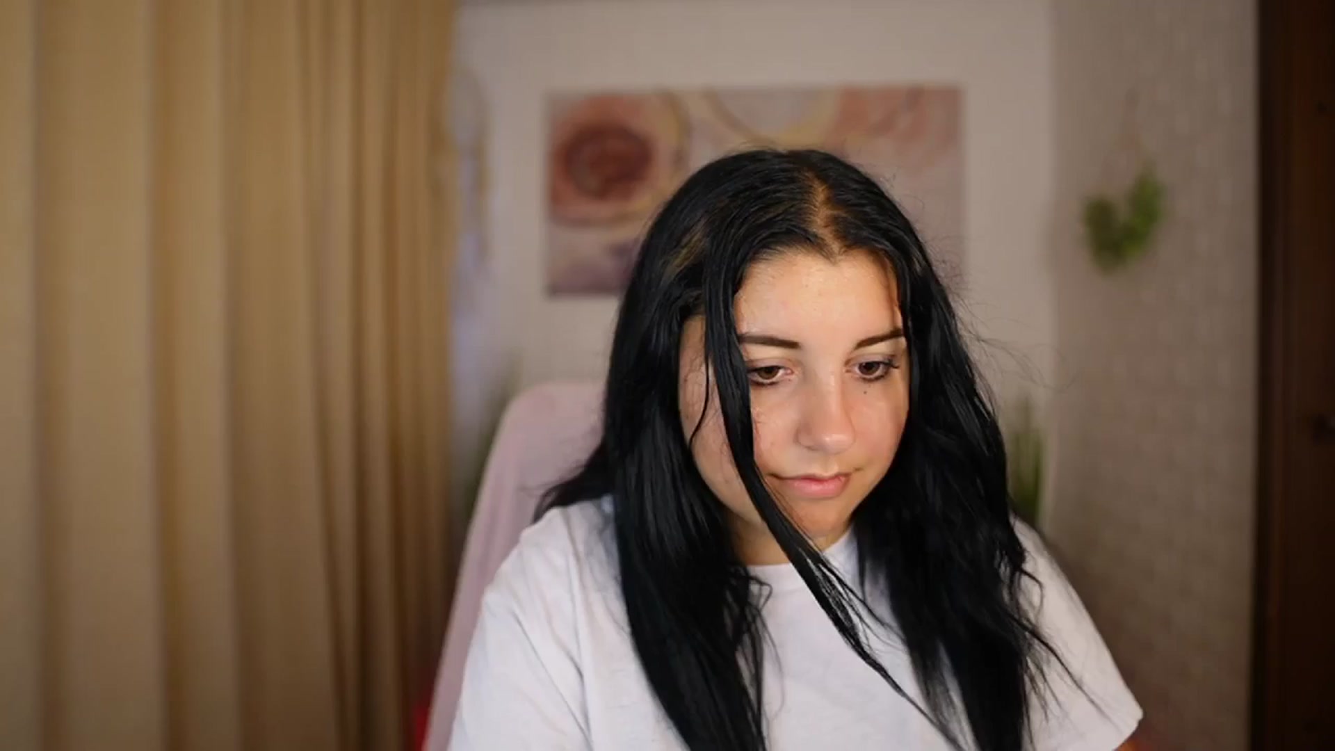 Gallery image thumbnail from Liya__Silver's myfreecams stream on, 08/08/2024, 16:13 image 17 of 20