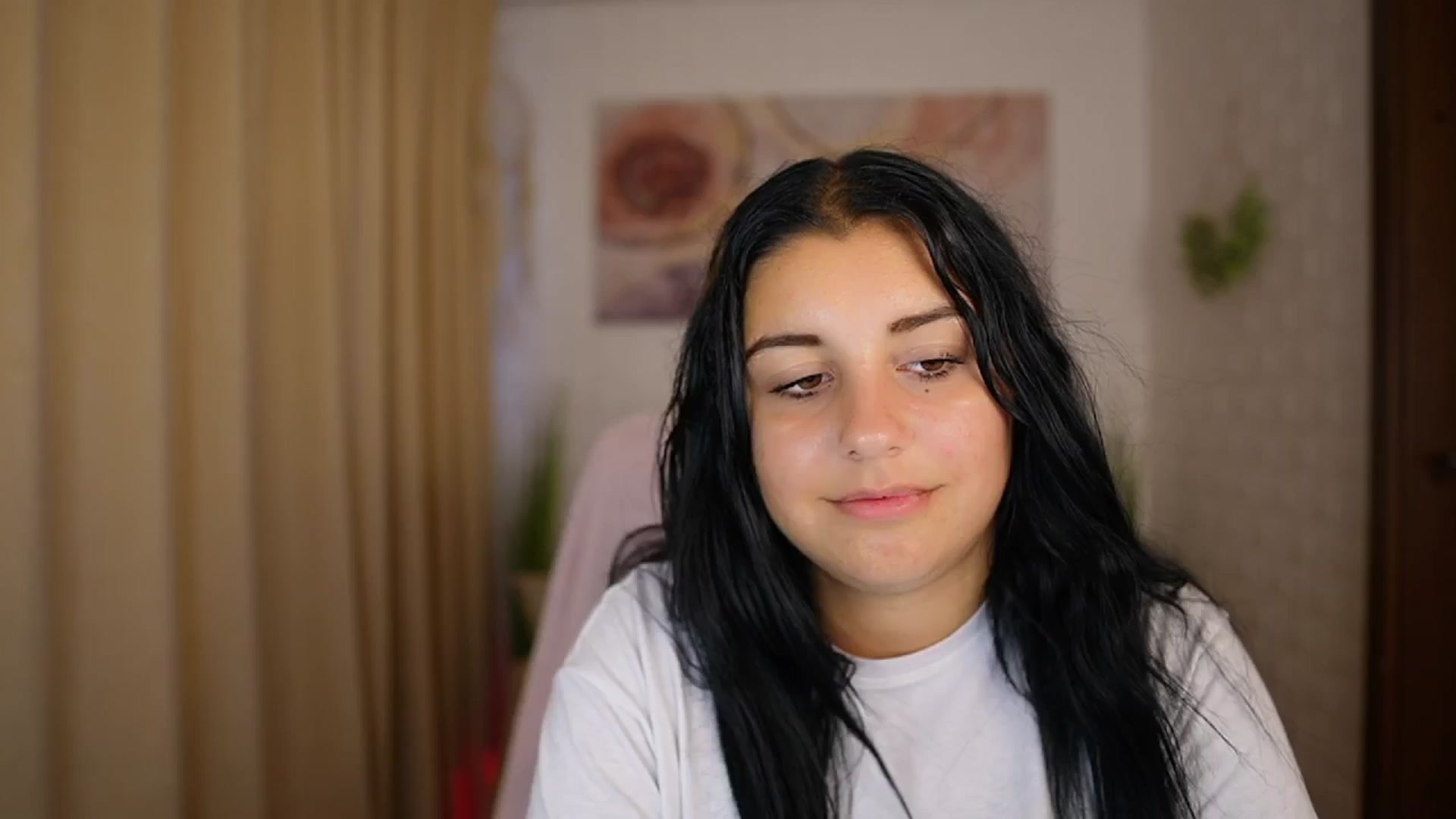 Gallery image thumbnail from Liya__Silver's myfreecams stream on, 08/08/2024, 16:13 image 15 of 20