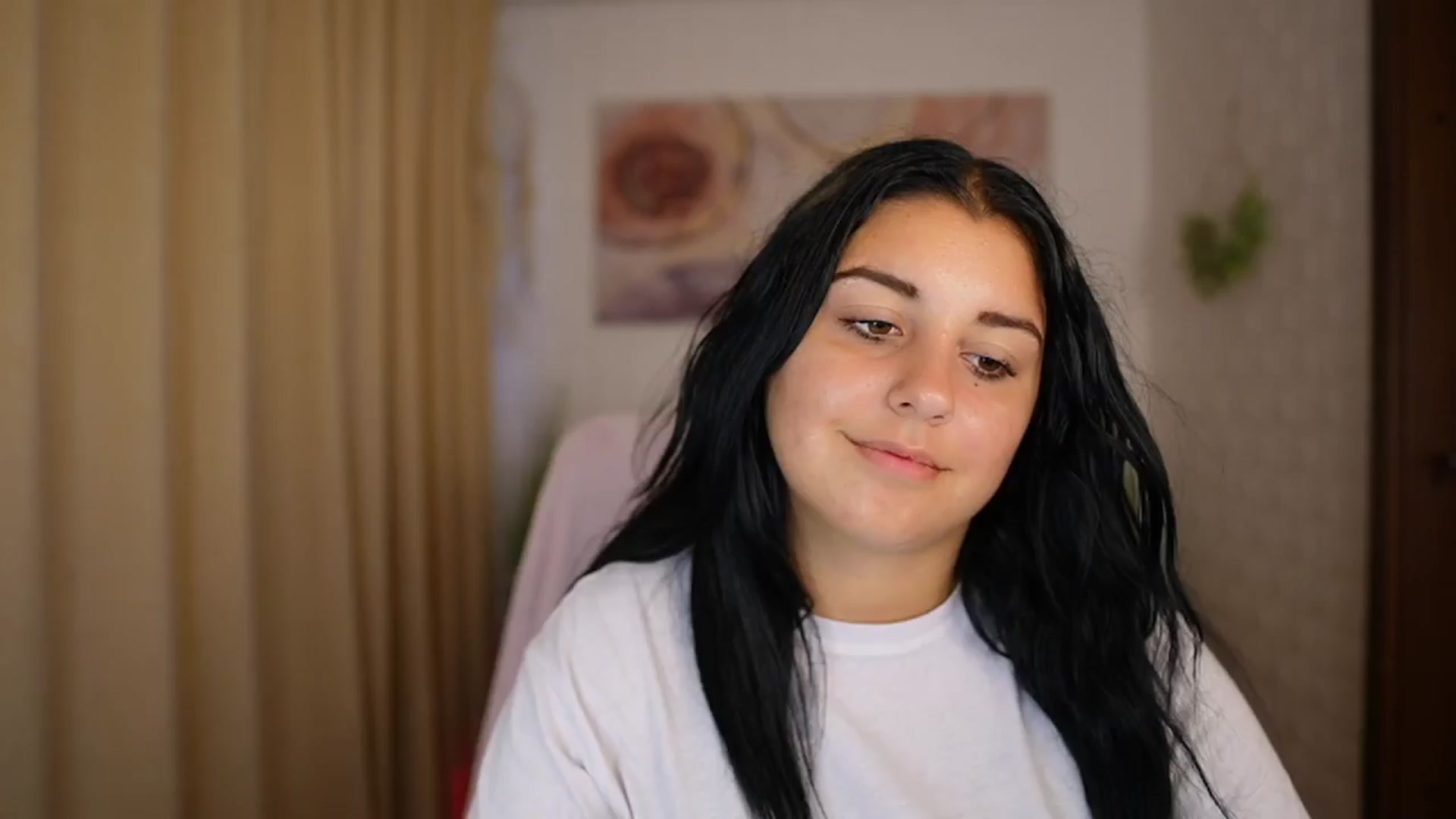Gallery image thumbnail from Liya__Silver's myfreecams stream on, 08/08/2024, 16:13 image 19 of 20