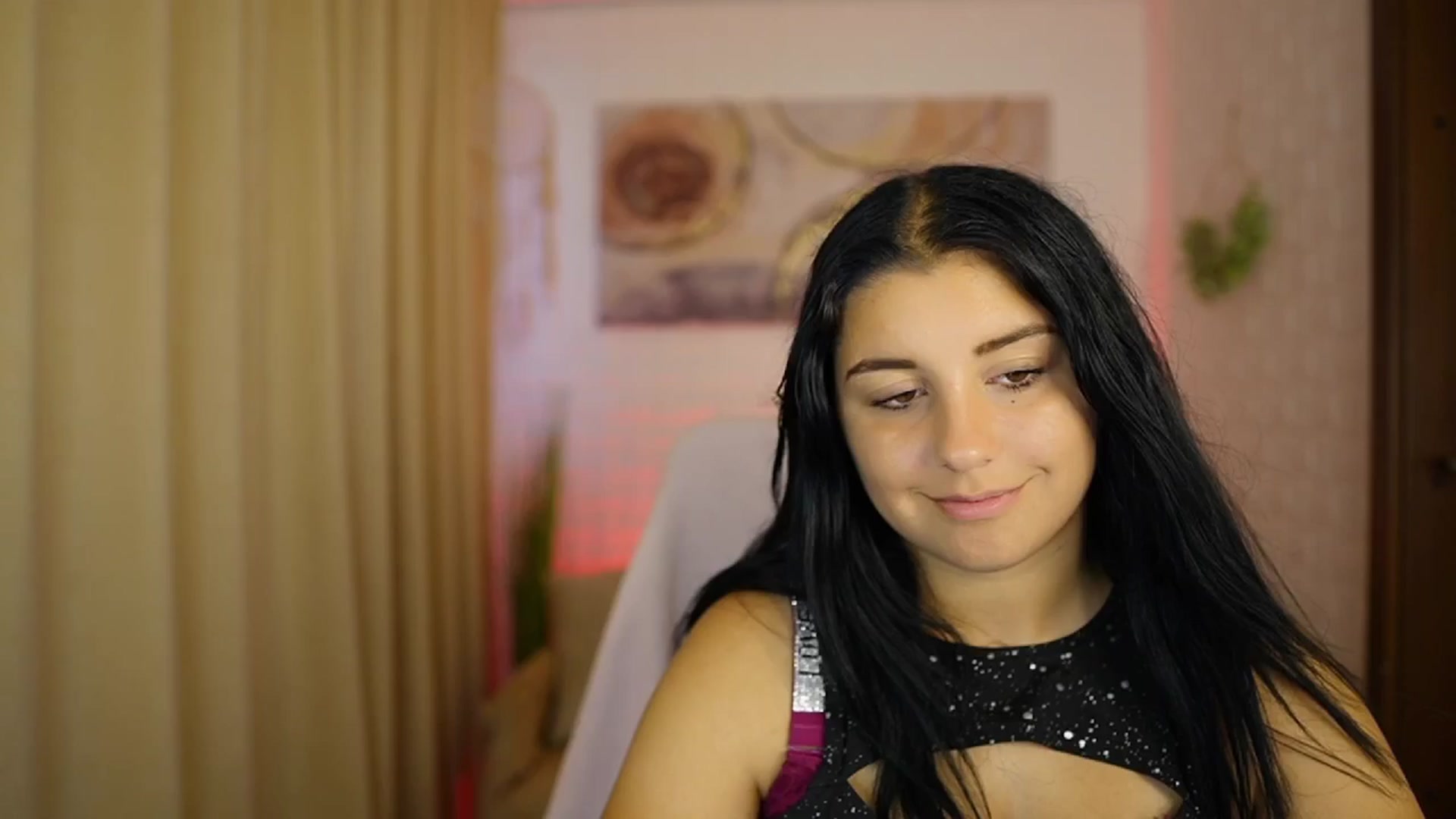 Gallery image thumbnail from Liya__Silver's myfreecams stream on, 08/09/2024, 15:36 image 15 of 20