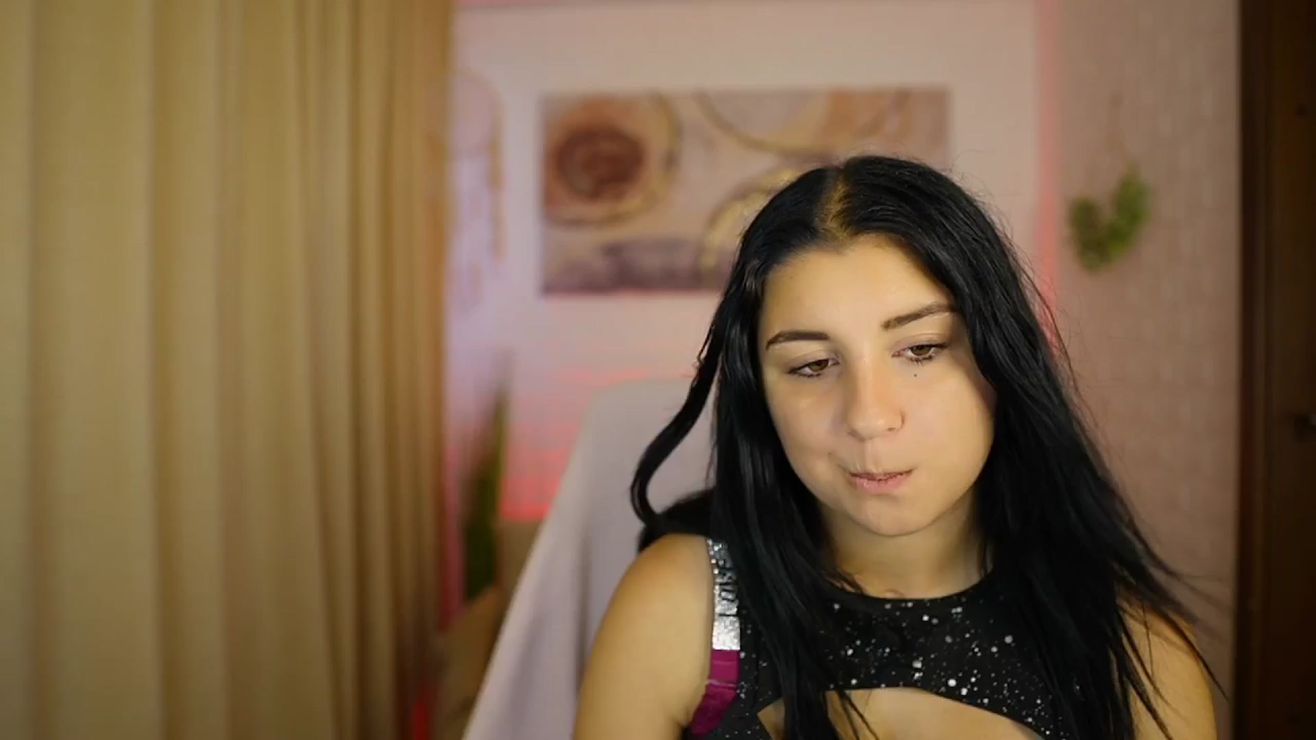 Gallery image thumbnail from Liya__Silver's myfreecams stream on, 08/09/2024, 15:36 image 14 of 20
