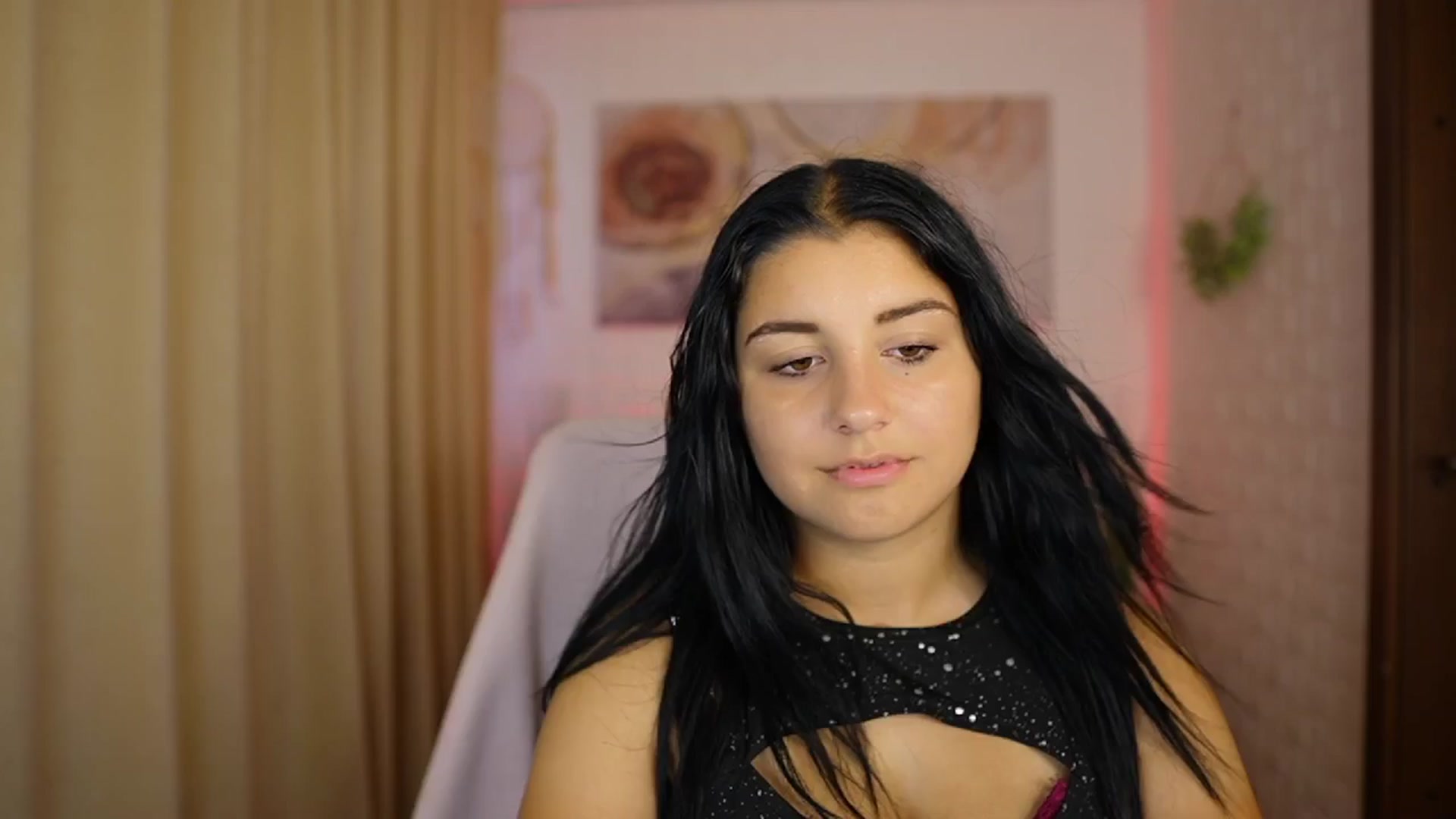 Gallery image thumbnail from Liya__Silver's myfreecams stream on, 08/09/2024, 15:36 image 9 of 20