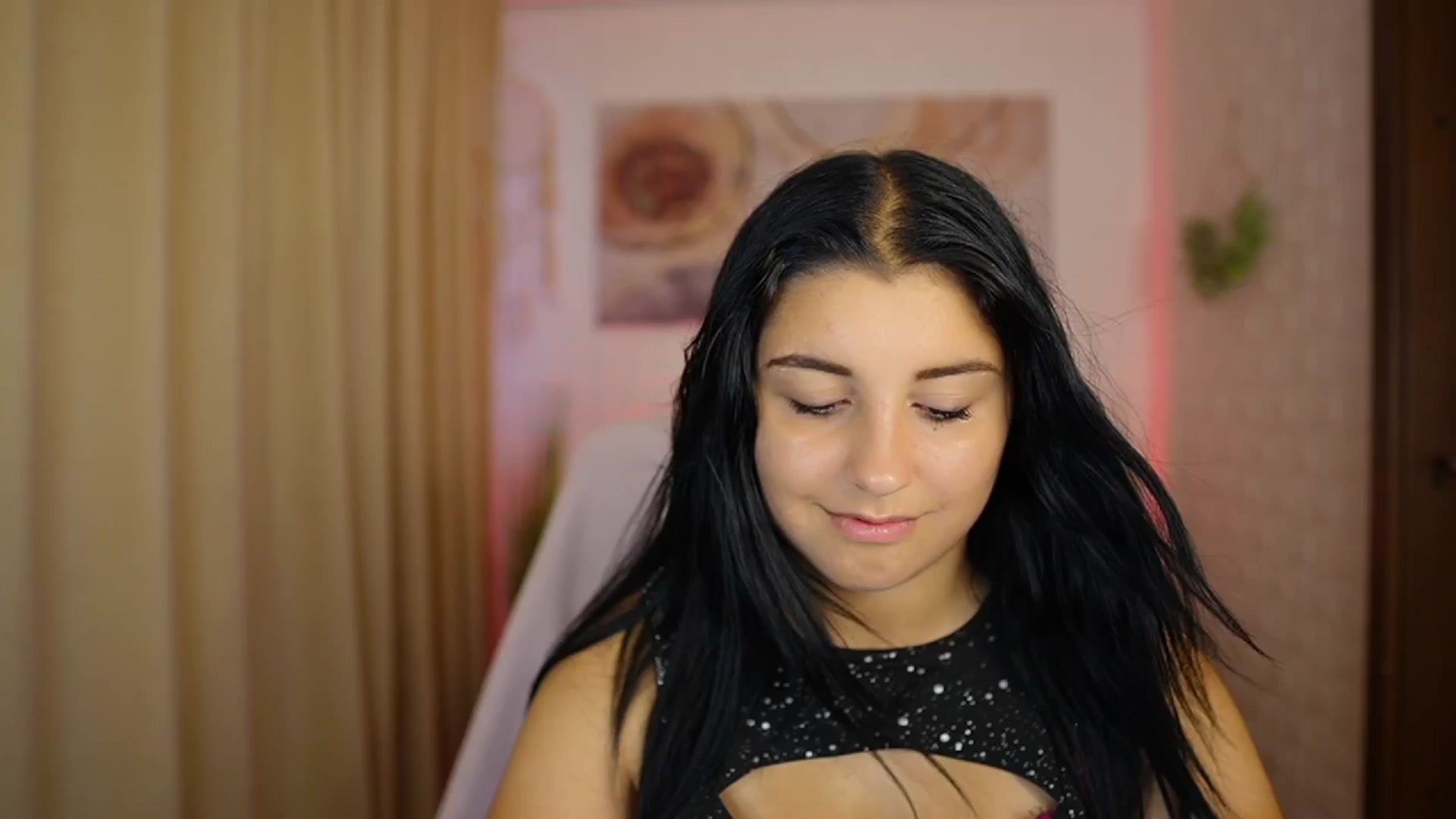 Gallery image thumbnail from Liya__Silver's myfreecams stream on, 08/09/2024, 15:36 image 8 of 20