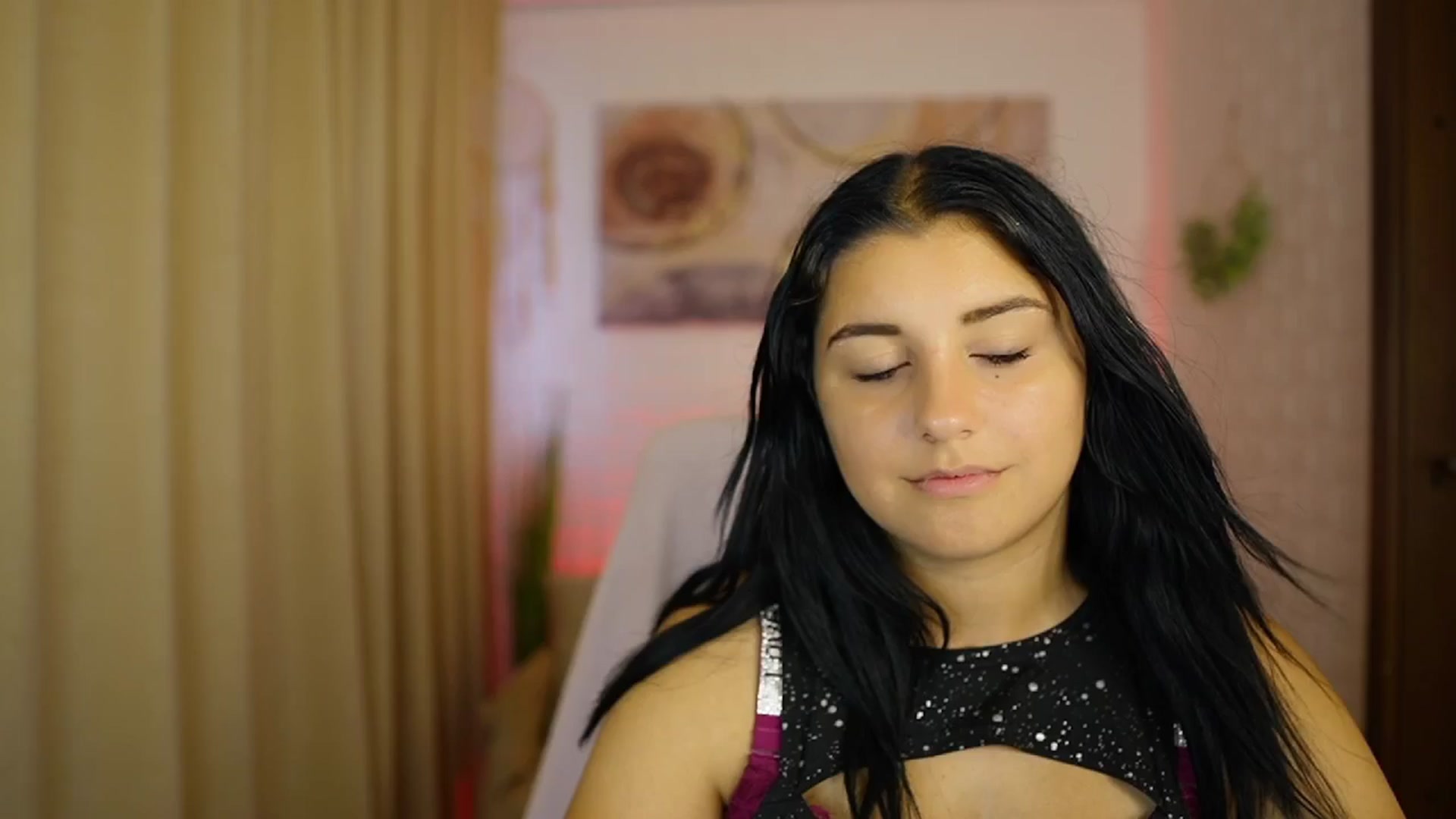 Gallery image thumbnail from Liya__Silver's myfreecams stream on, 08/09/2024, 15:36 image 18 of 20