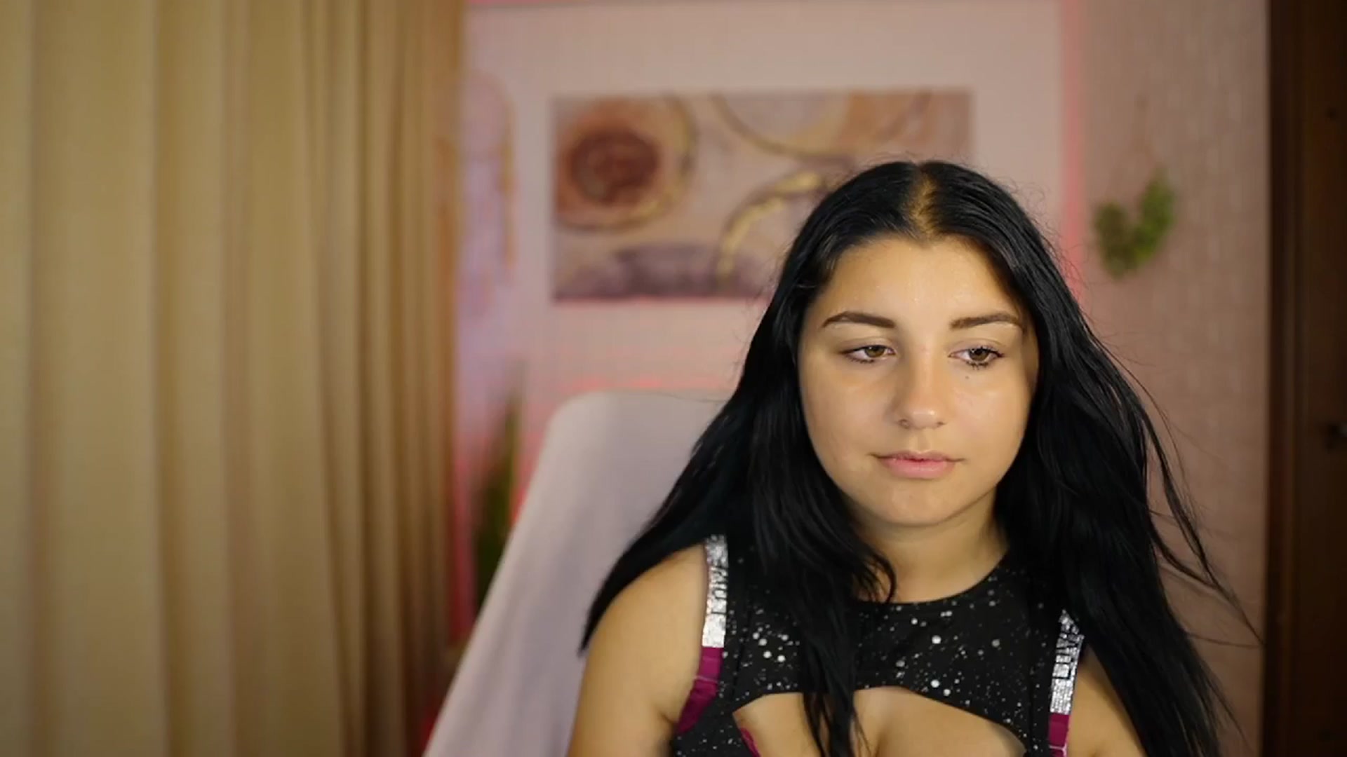 Gallery image thumbnail from Liya__Silver's myfreecams stream on, 08/09/2024, 15:36 image 20 of 20