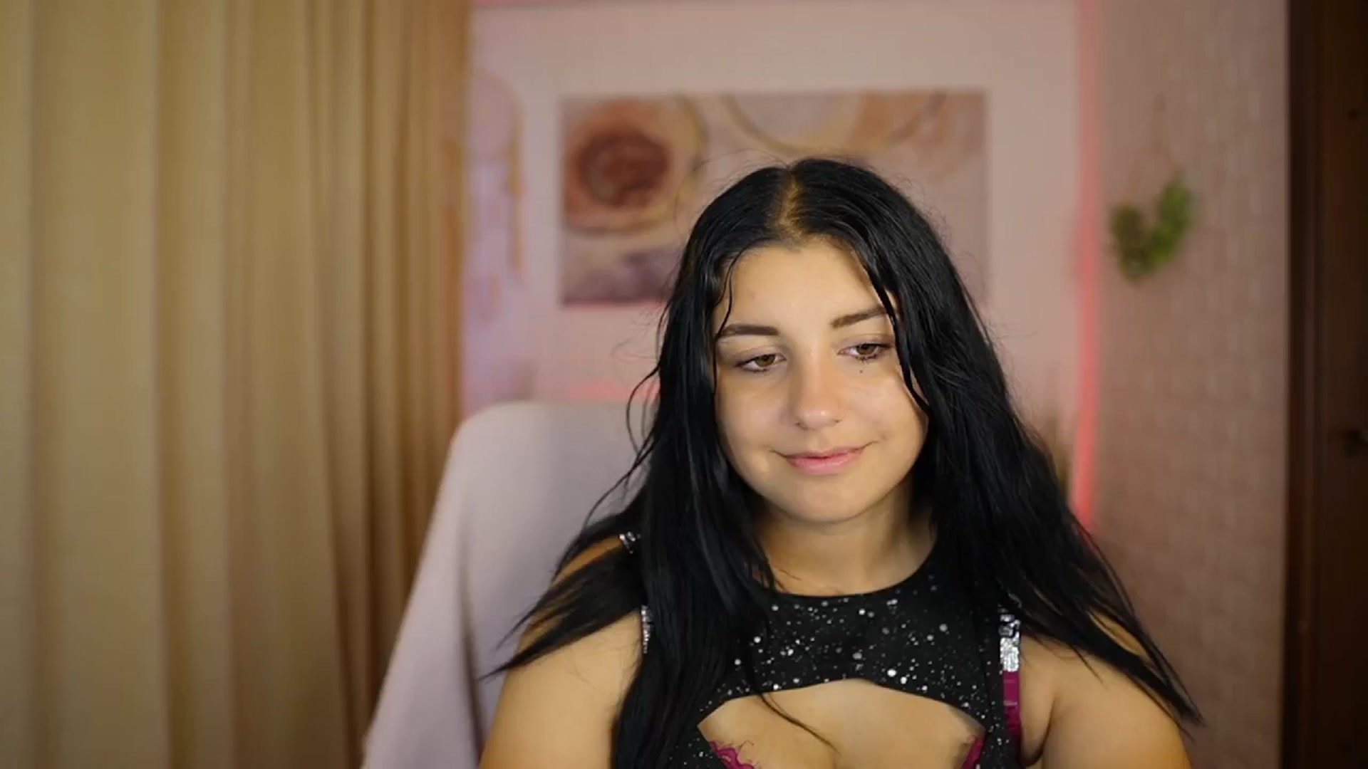 Gallery image thumbnail from Liya__Silver's myfreecams stream on, 08/09/2024, 15:36 image 6 of 20