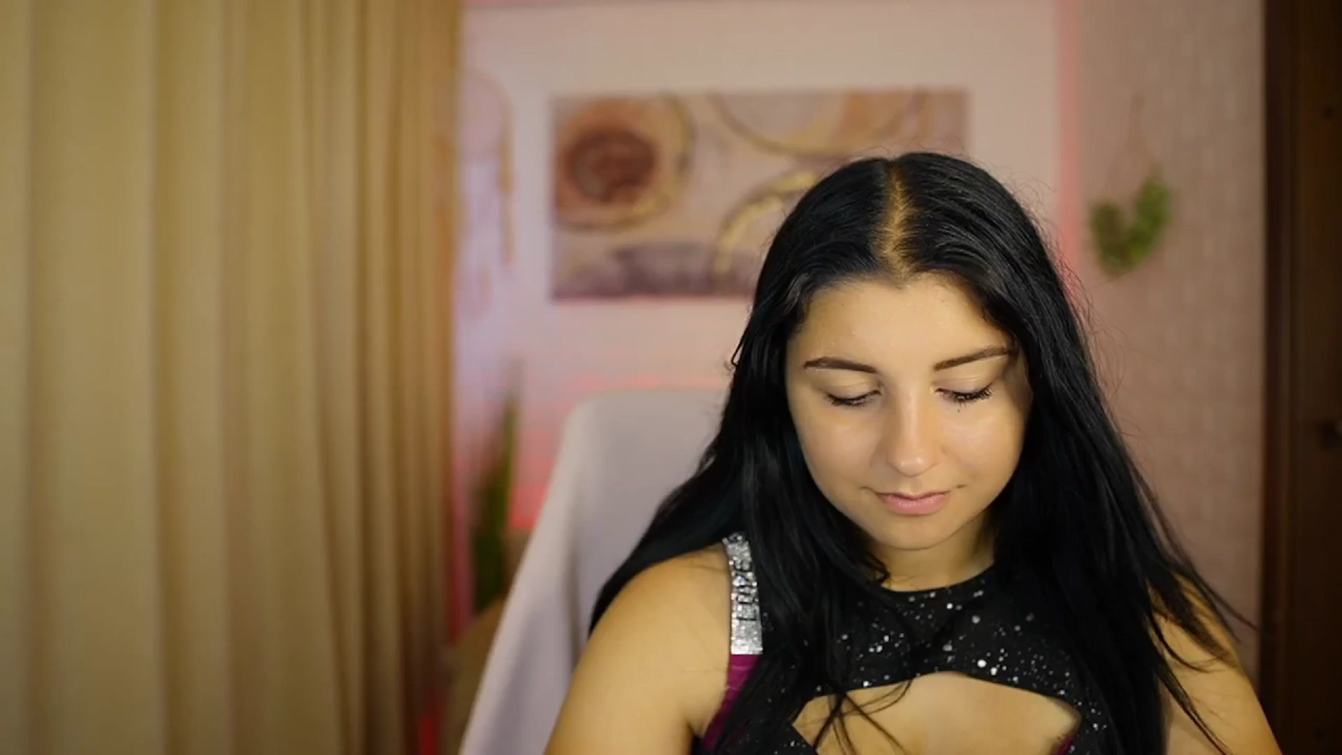 Gallery image thumbnail from Liya__Silver's myfreecams stream on, 08/09/2024, 15:36 image 11 of 20