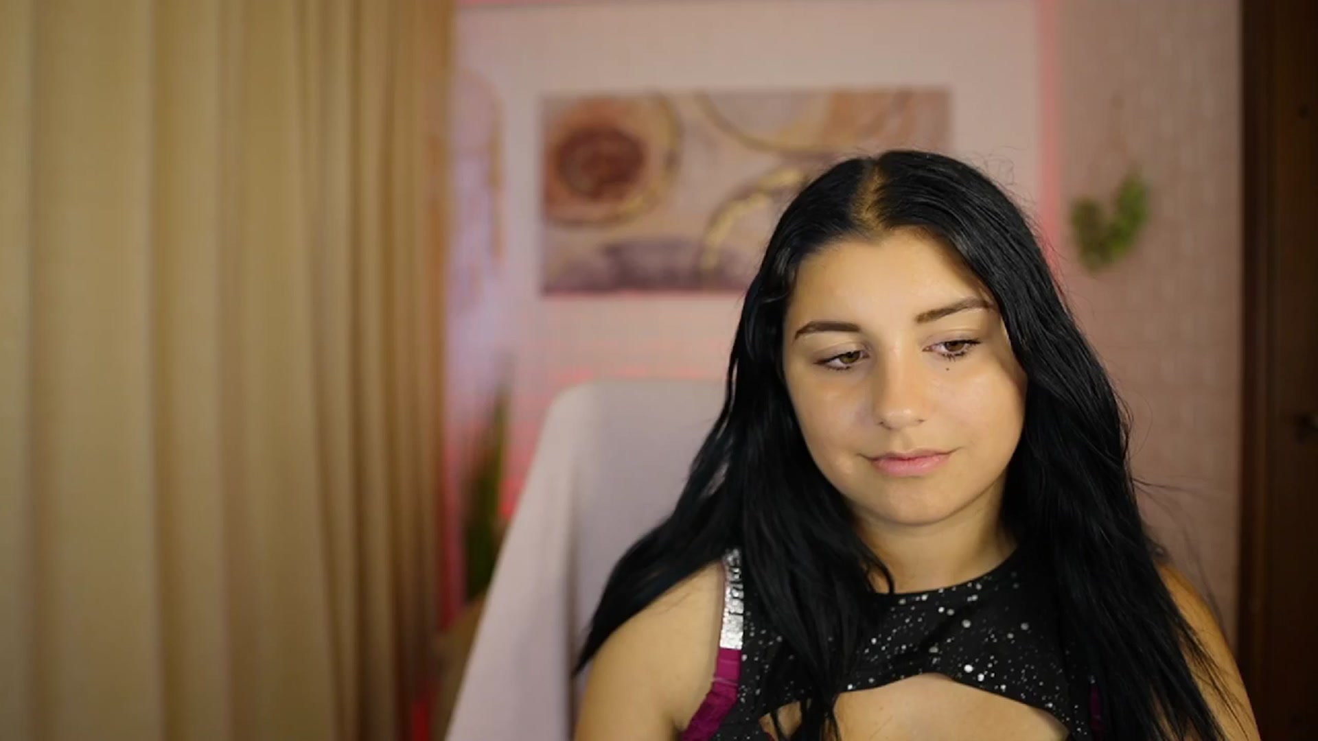 Gallery image thumbnail from Liya__Silver's myfreecams stream on, 08/09/2024, 15:36 image 19 of 20